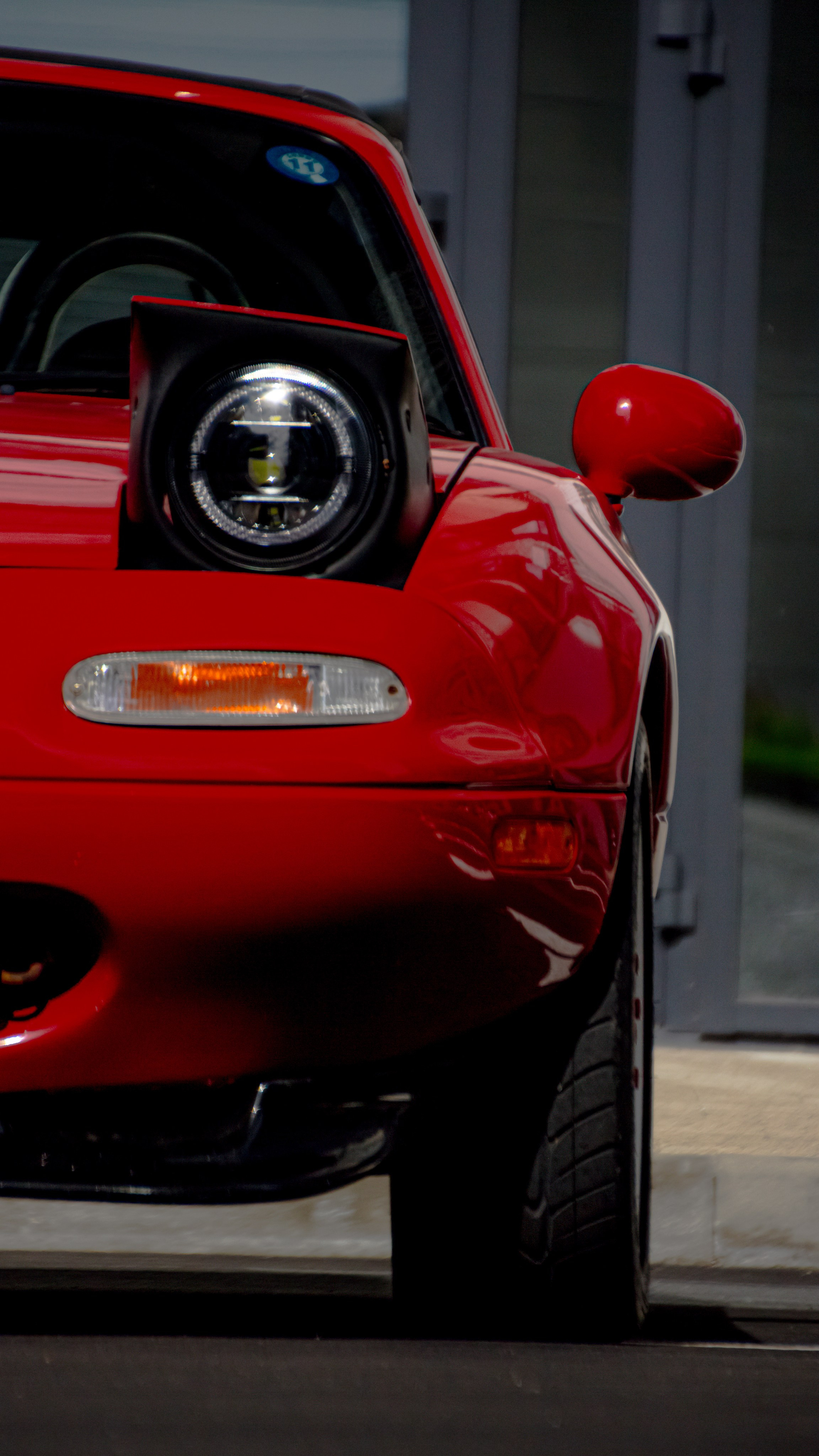 Фото Mazda MX-5 Miata (Eunos Roadster) NA: красный родстер