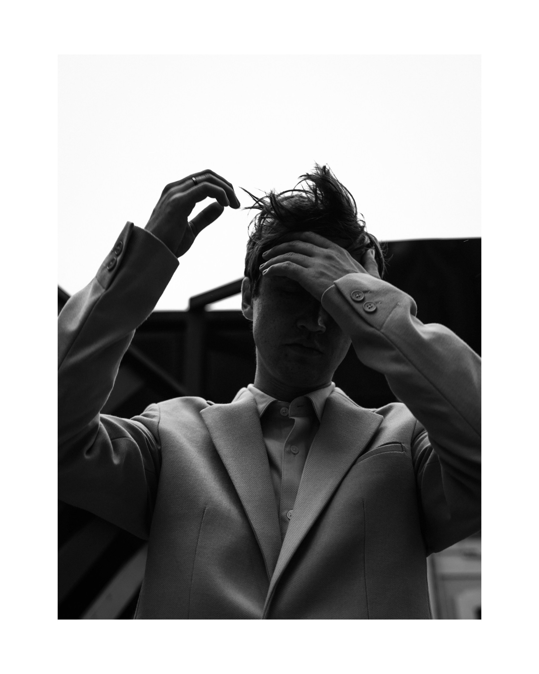 парень поправляет волосы