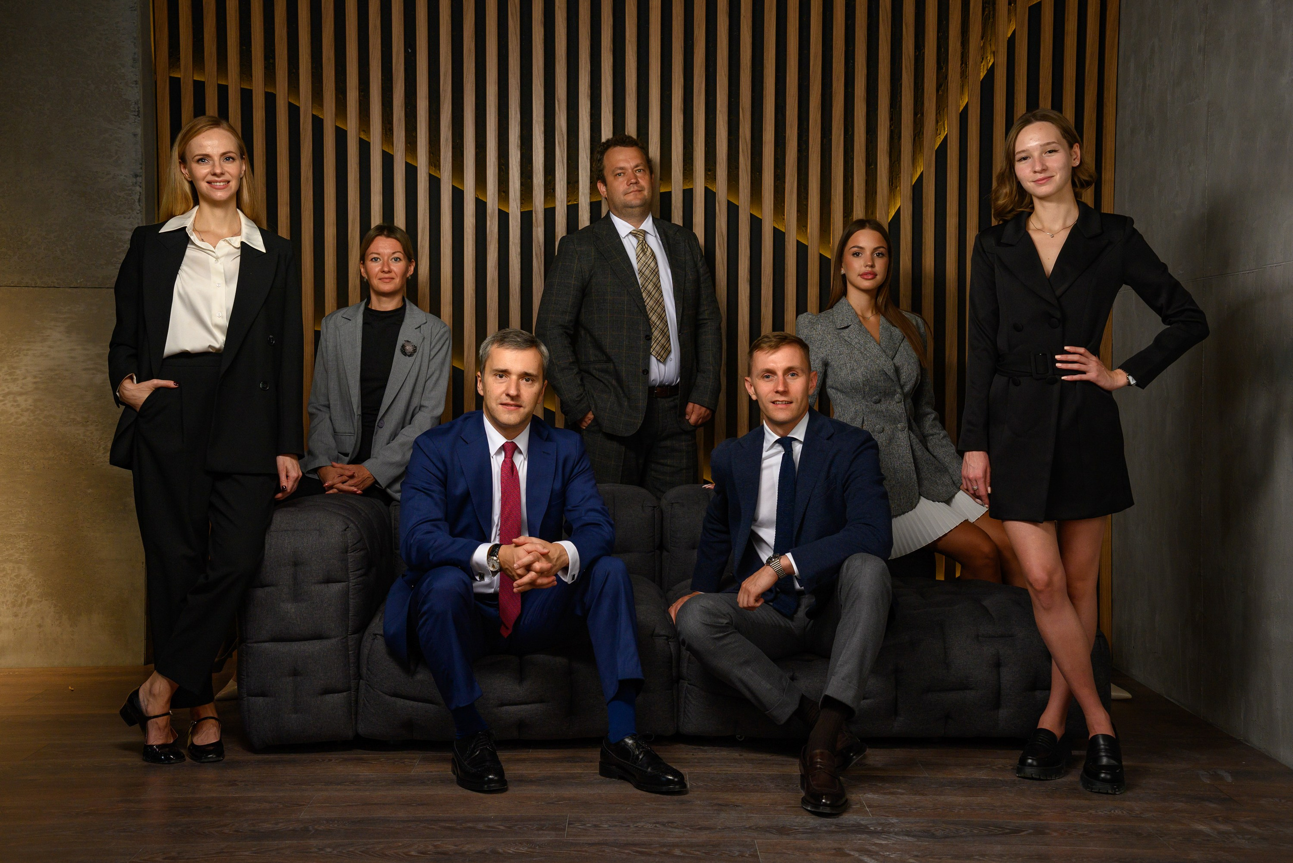 Деловая групповая фотосессия. Компания и фотошкола по созданию контента в Москве