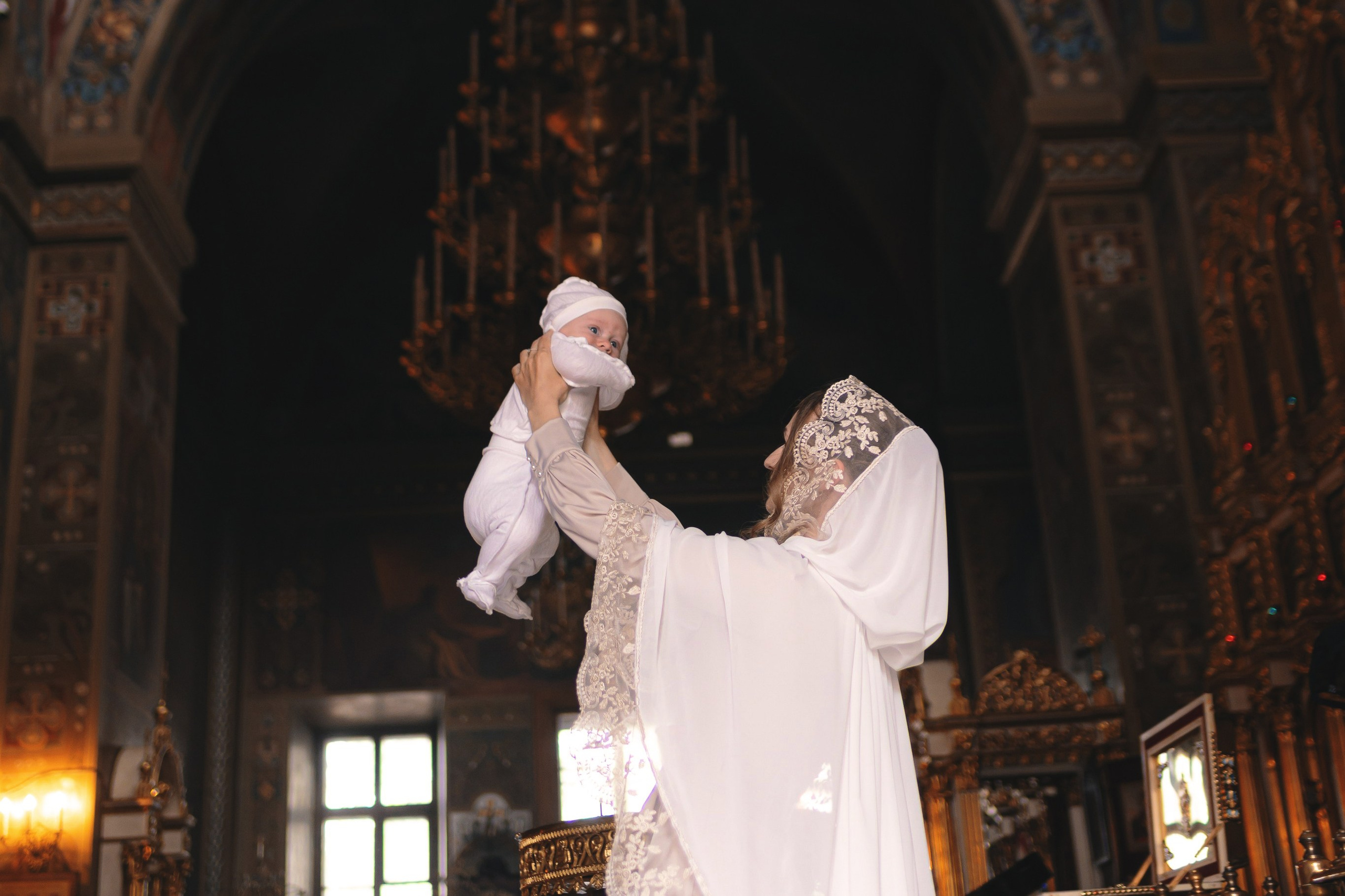 Трогательные фотографии с крещения малыша в Храме Воскресения Словущего в Даниловской Слободе. Семейный фотограф в Москве 📸