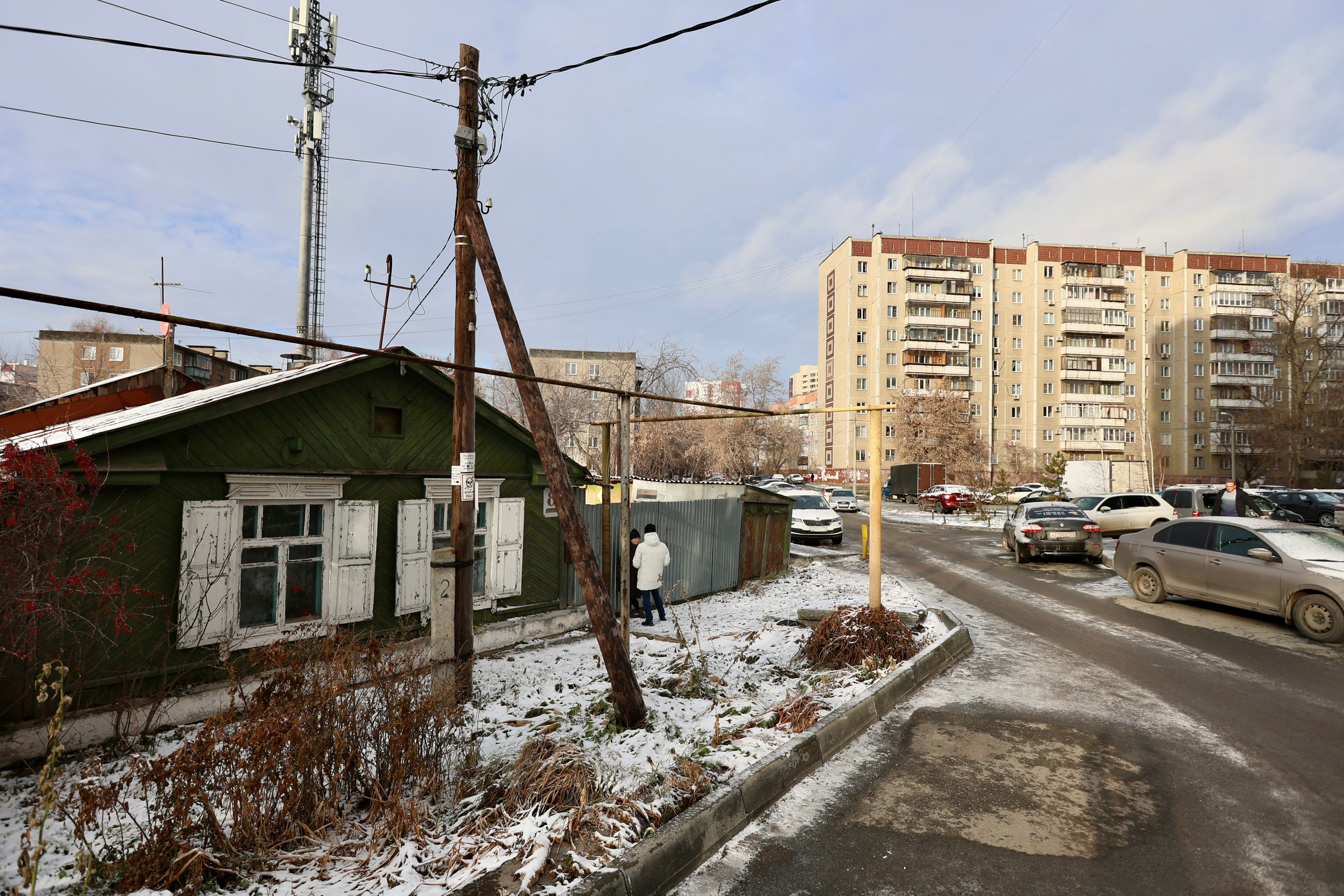 Людмила Владимировна. Хозяйка маленького дома в окружении многоэтажек. Репортажный фотограф Наталья Лапцевич