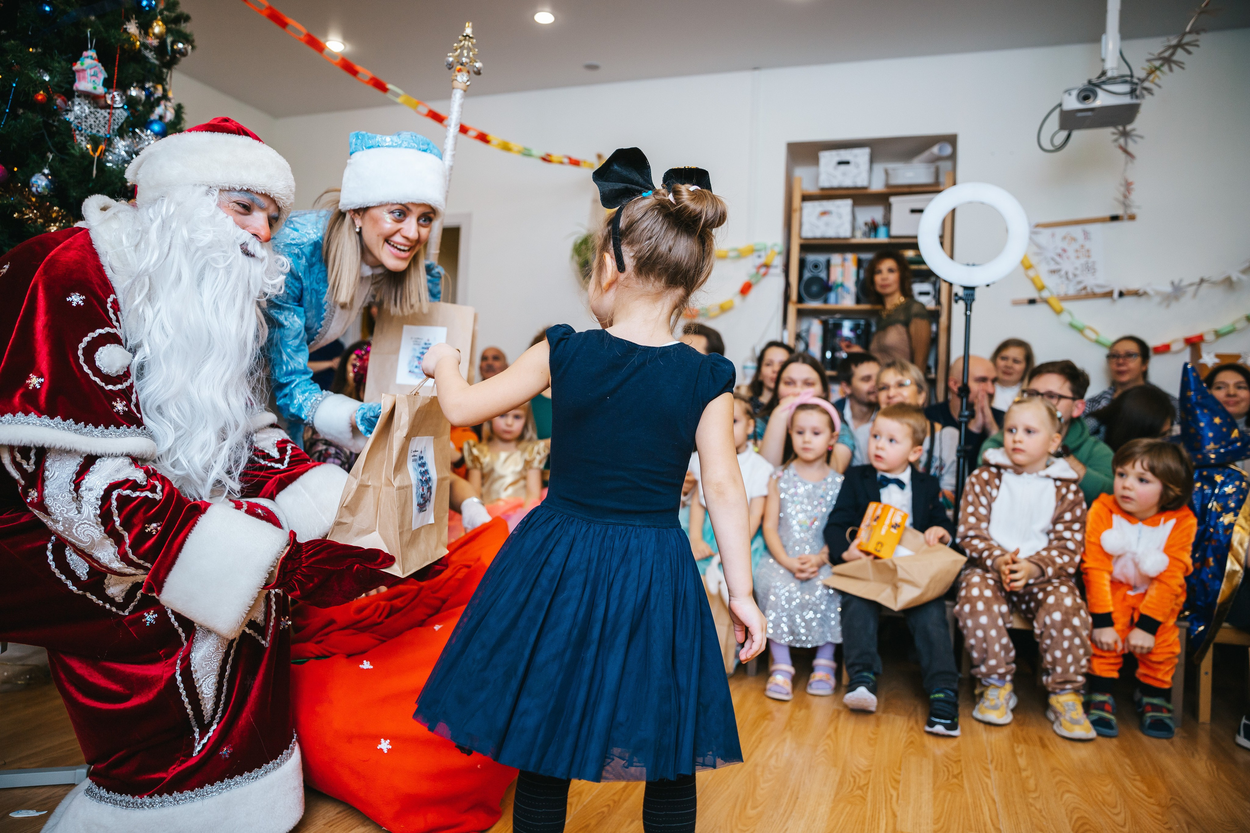 Новогодний утренник в Монтессори-садике. Семейный lifestyle фотограф в Санкт-Петербурге Людмила Пахомова