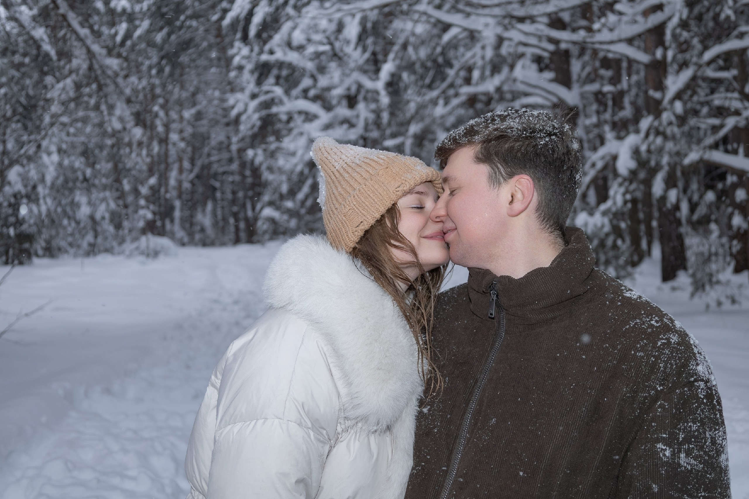 Love Story,Фотосессия,Пара,Влюблённая пара,Зимний лес,Любовь,смех,радость,нежность,поцелуй,поцелуи