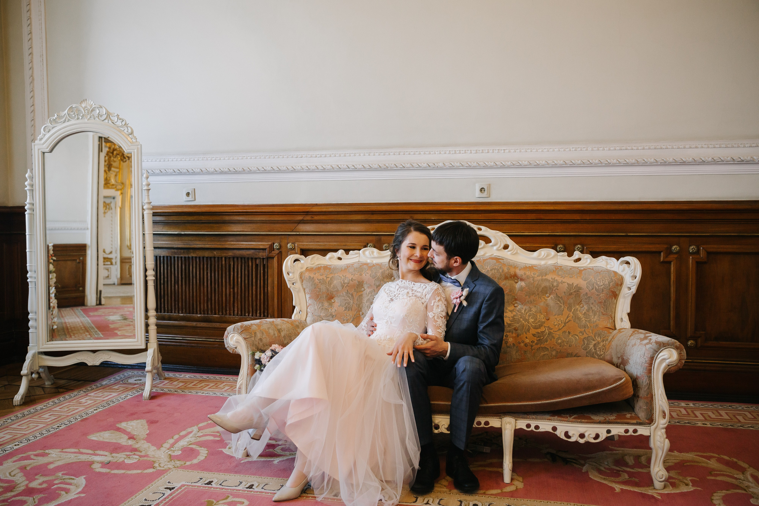 МАЙ | Дворец № 1, Атланты, Эрмитажный дворик. Свадебный фотограф в Санкт-Петербурге Полина Корзухина