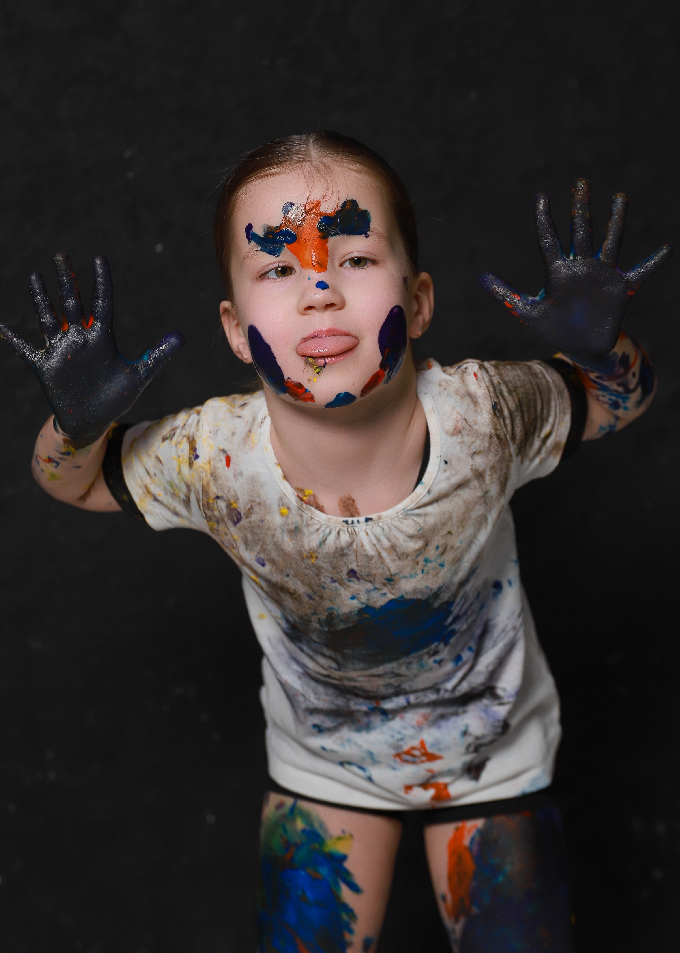 Младшие с красками. Фотограф Юлия Мальцева