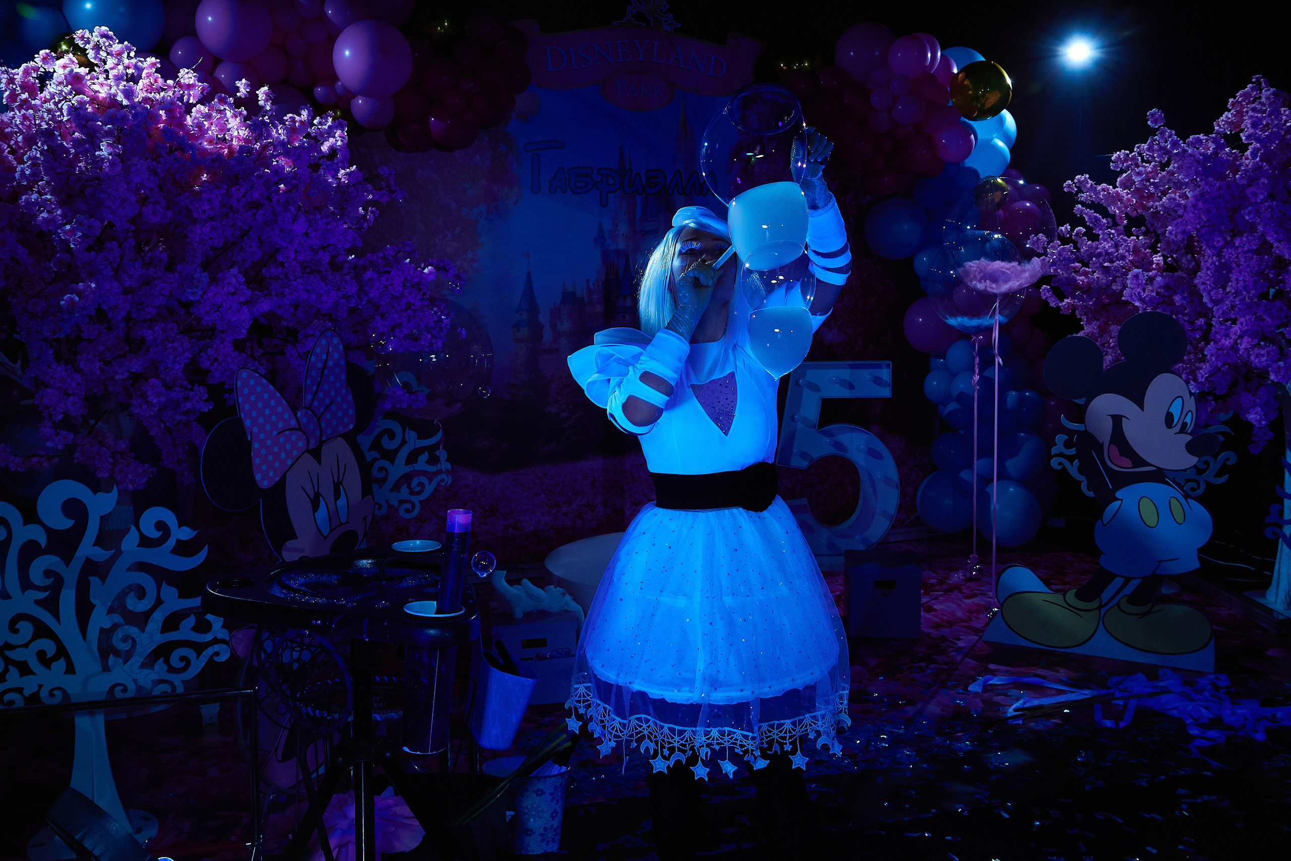 Шоу НЕОНОВЫХ Мыльных Пузырей. Goganaft.ru — Репортажный фотограф в Москве Георгий Коненков