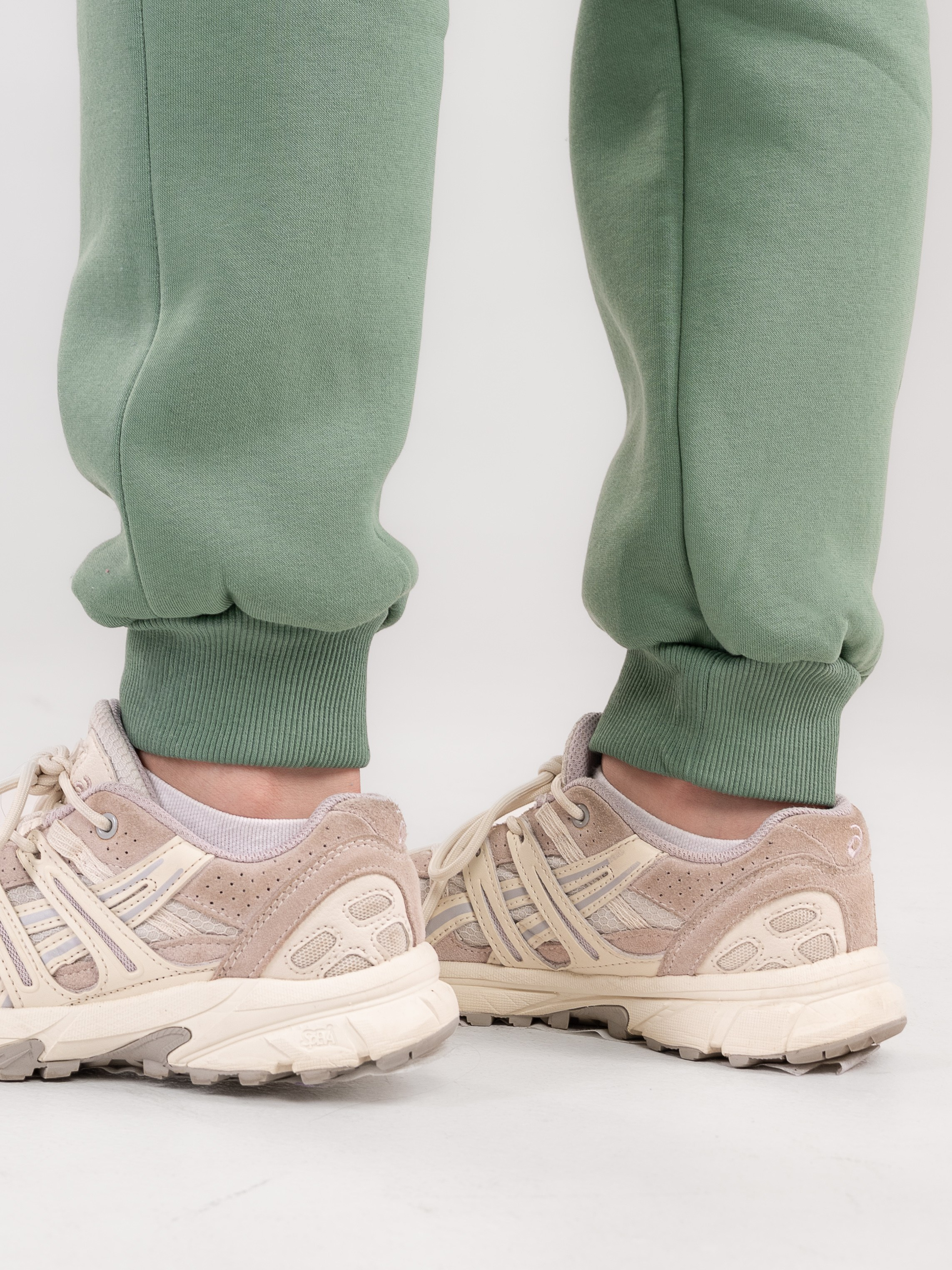 Спортивные костюмы и брюки с большой палитрой цветов!. Предметный фотограф, фото для маркетплейсов Пятигорск, КМВ