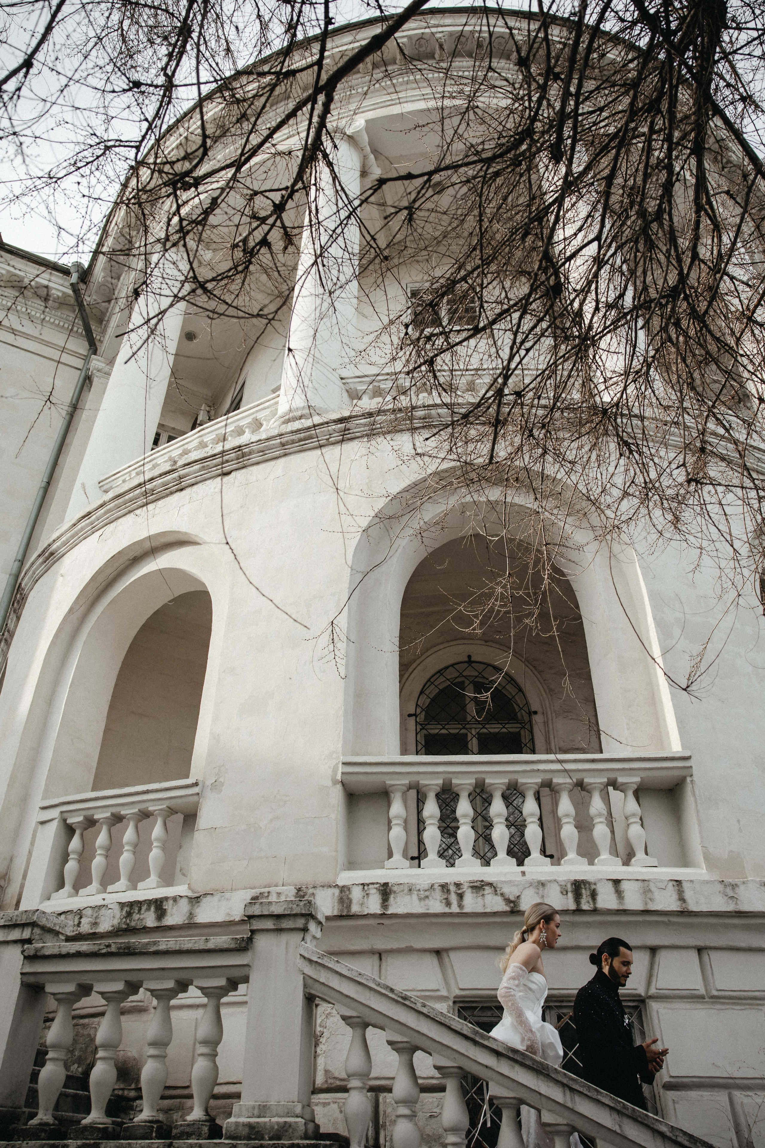 Счастливая пара позирует на свадебной фотосессии на фоне зеленой ткани в театре ,фэшн съемка ,топ 100 — свадебный фотограф Алена Межевова