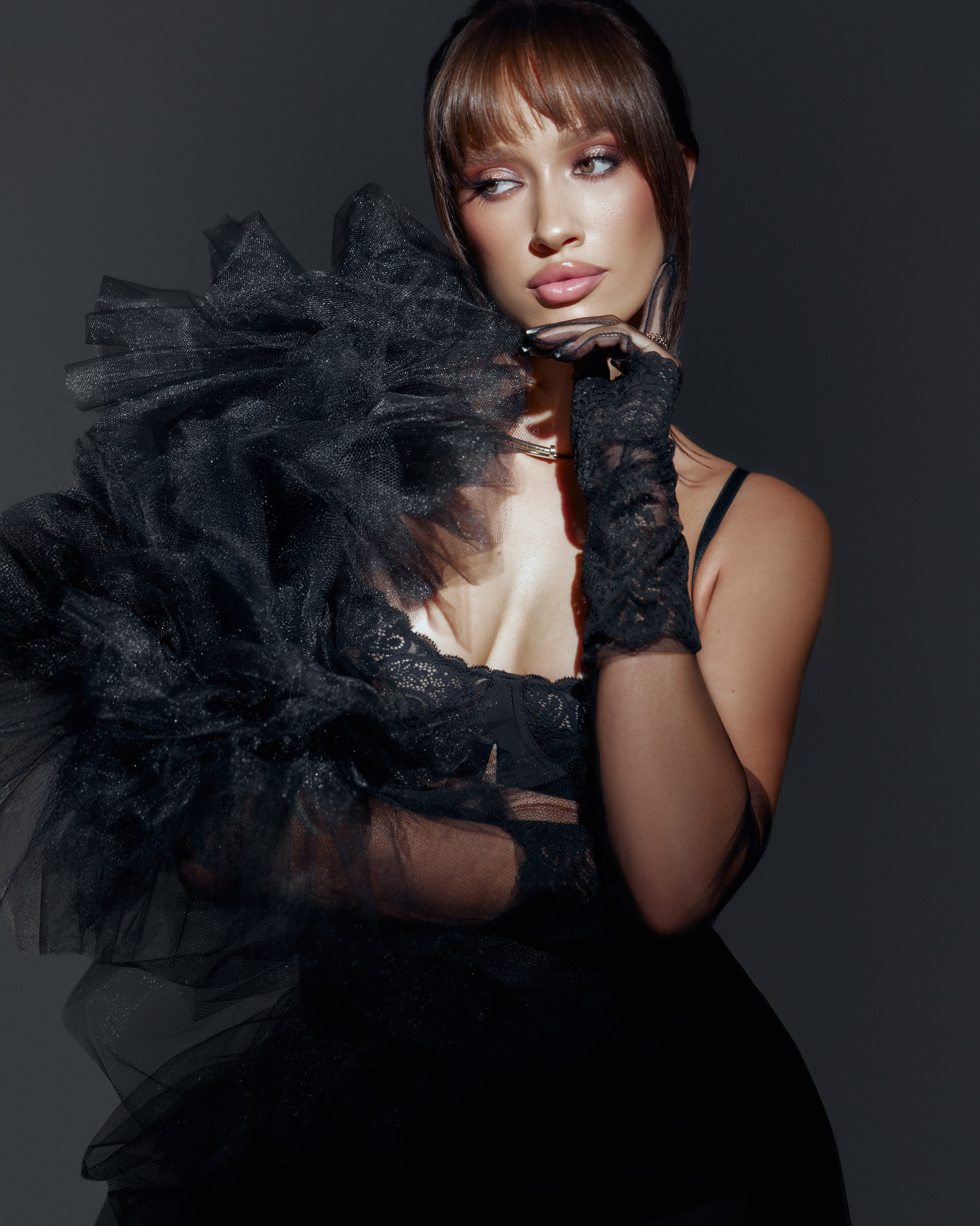 Beauty Retouch, Dramatic Light, Natural Skin Texture, Professional Retouch