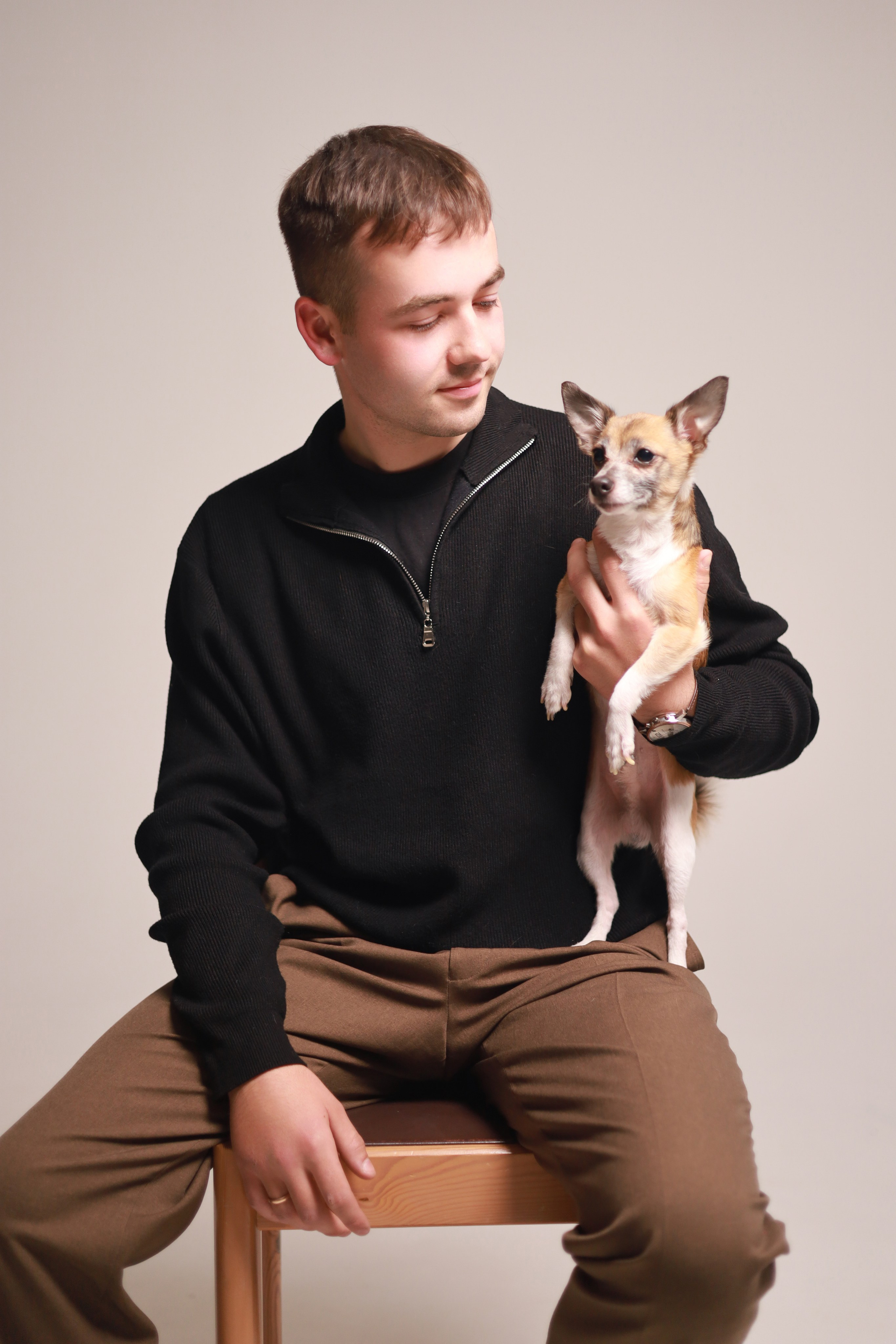 Фотосессия студийная парень с собачкой. Фотограф в Крыму Татьяна Барицкая ЕНОТИКА