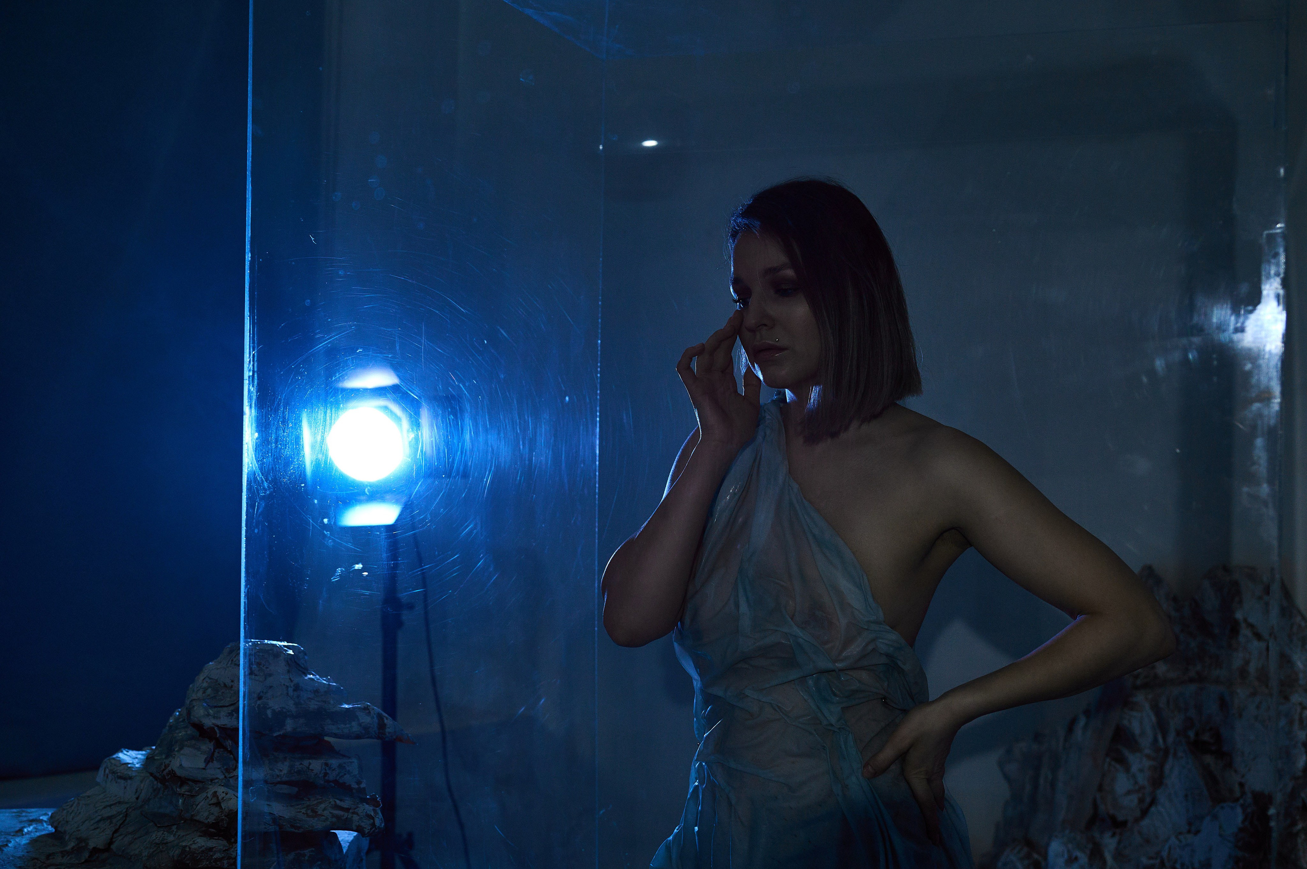 Фотосессия Ксении в декорациях «Лед» со стеклянным кубом