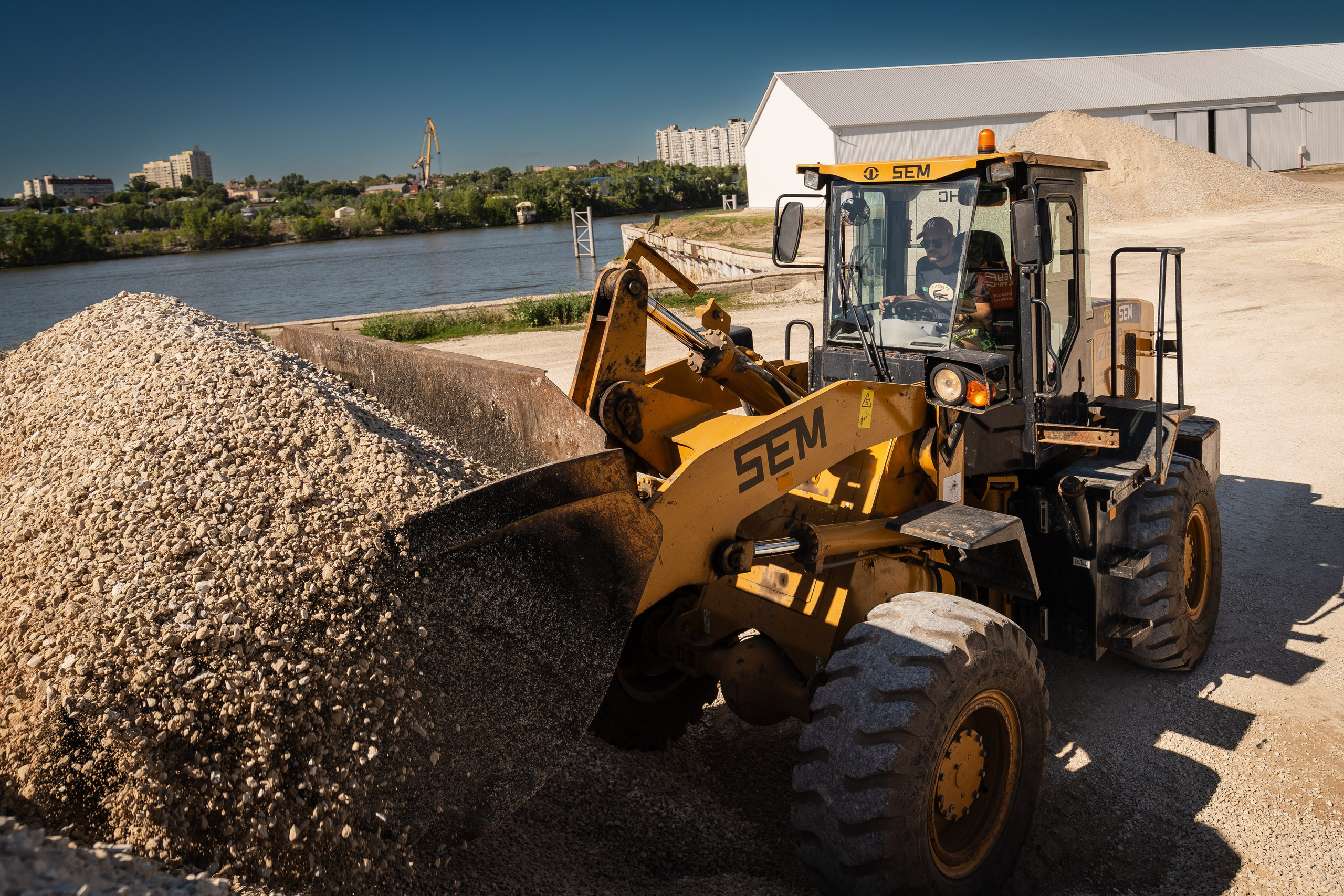 Работа погрузчика в карьере с инертными материалами