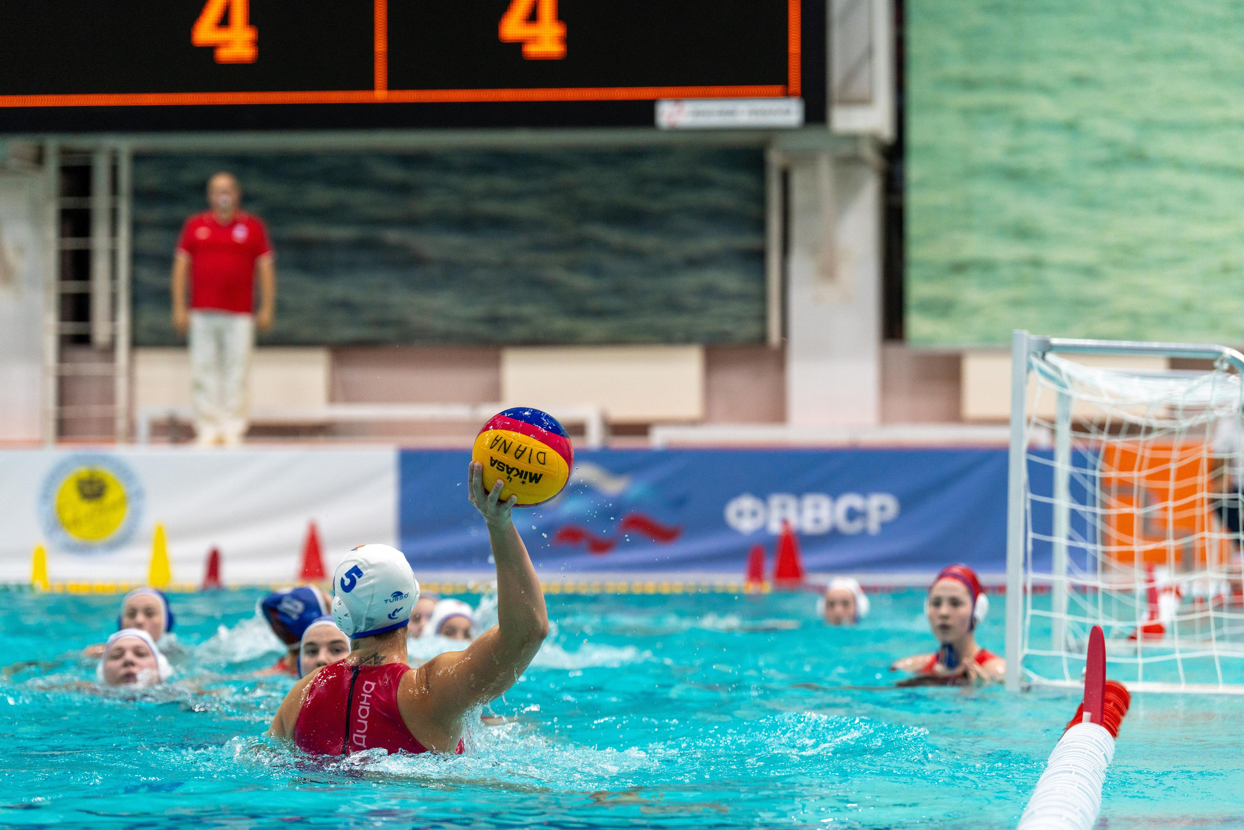 Момент атаки женской команды «Диана» в матче водного поло в Санкт-Петербурге, снятый репортажным спортивным фотографом