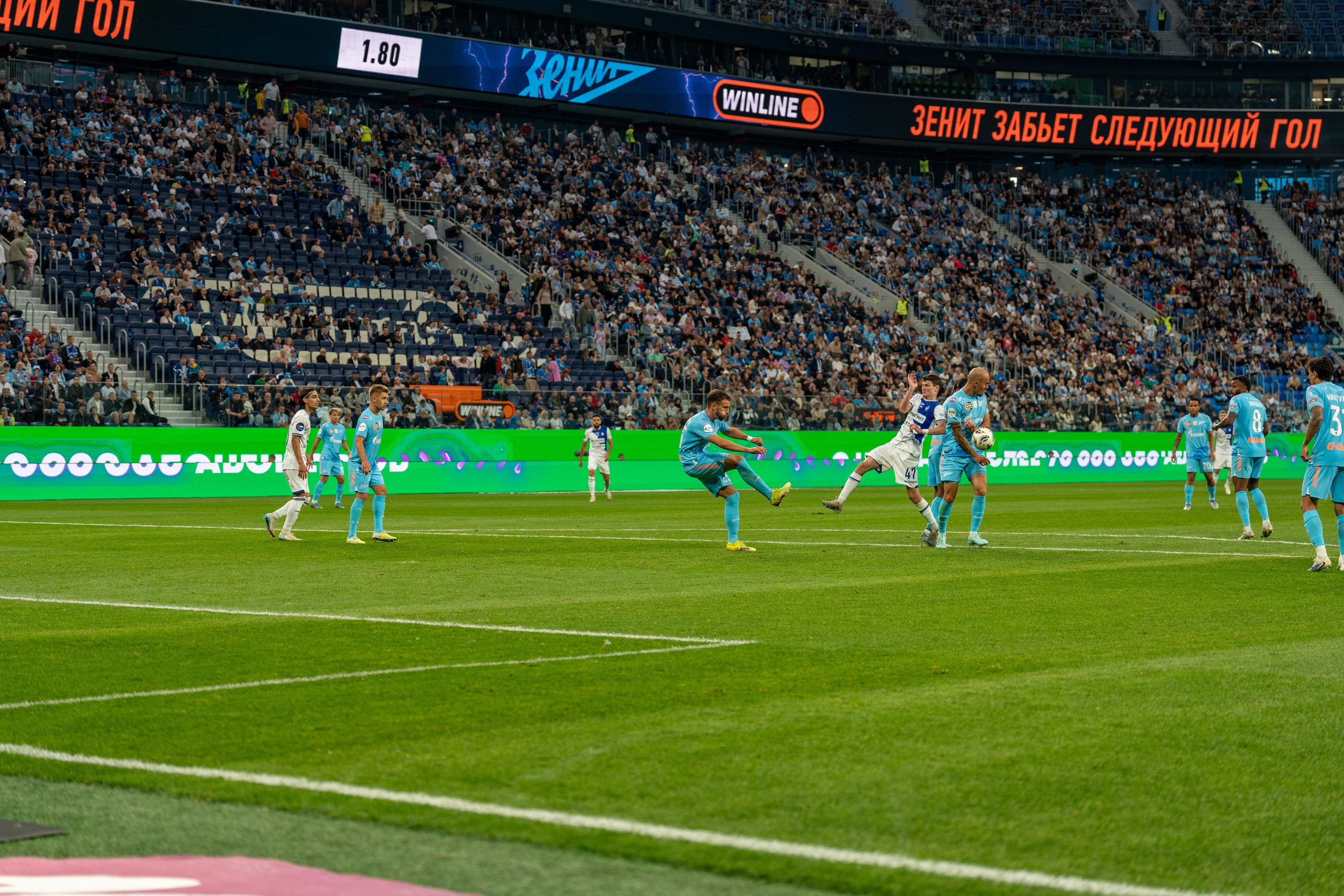 Удар игрока Зенита в матче с Динамо, спортивный фотограф Санкт-Петербург