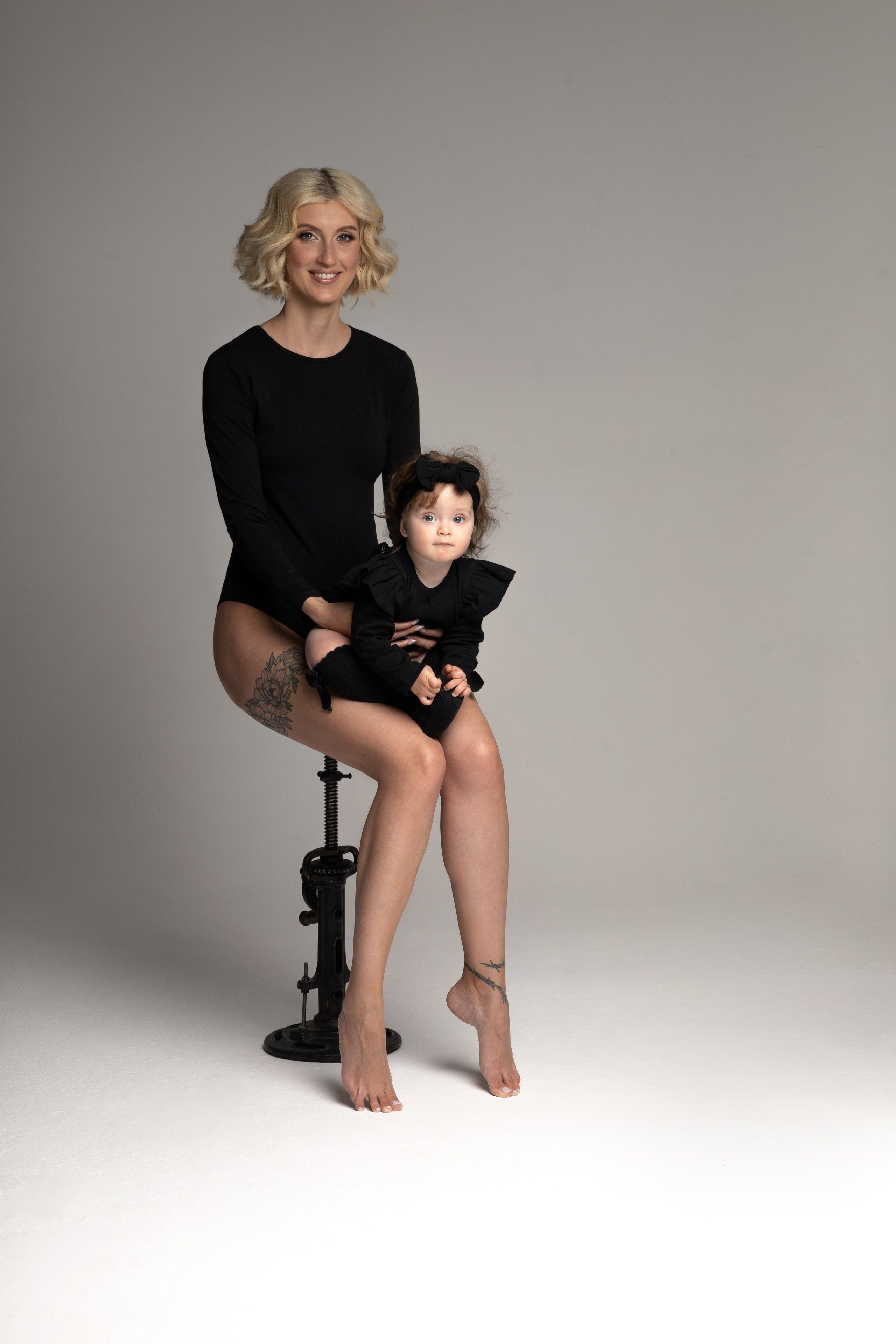 Боди черный с длинным рукавом 42-46 р-р  подойдет так же беременным девушкам + боди 80-р-р, гольфы  и повязка для малышки 