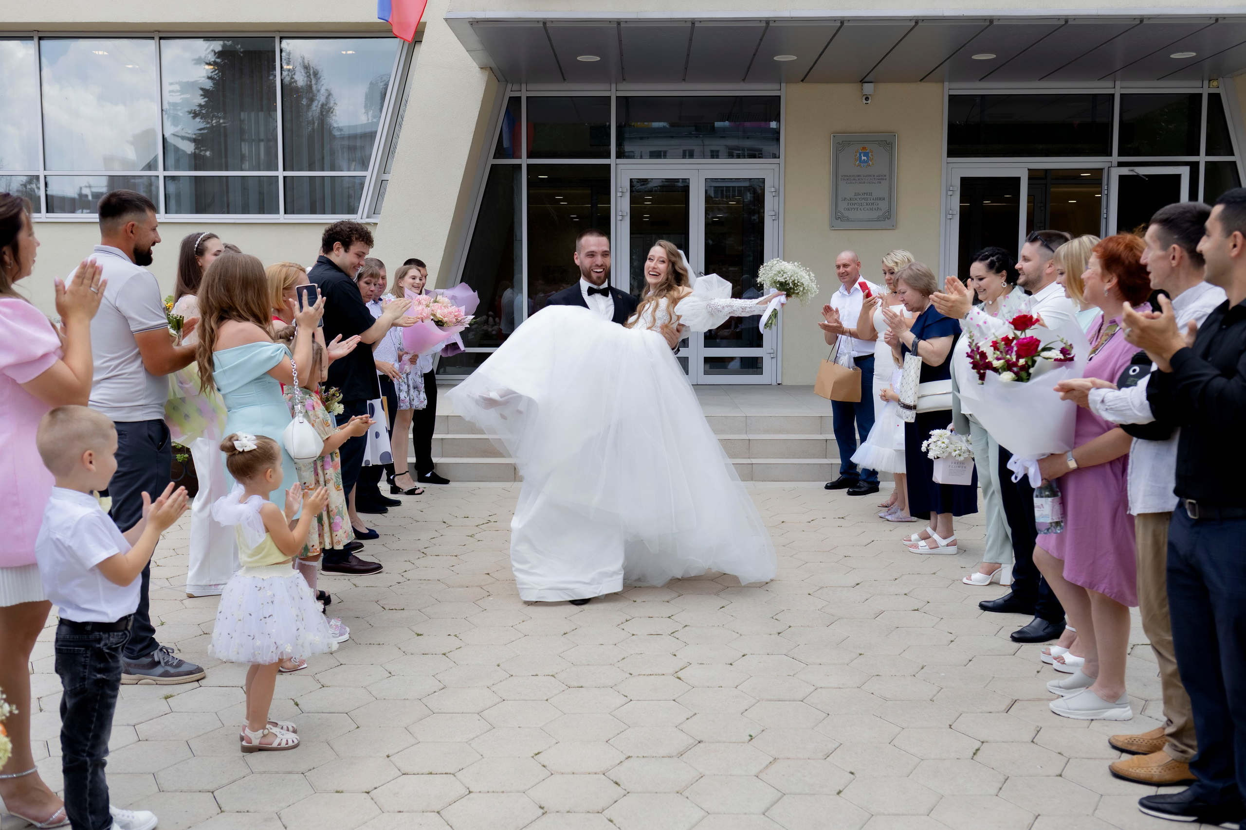 Торжественная регистрация в ЗАГСе. Свадебный фотограф Александра Попова