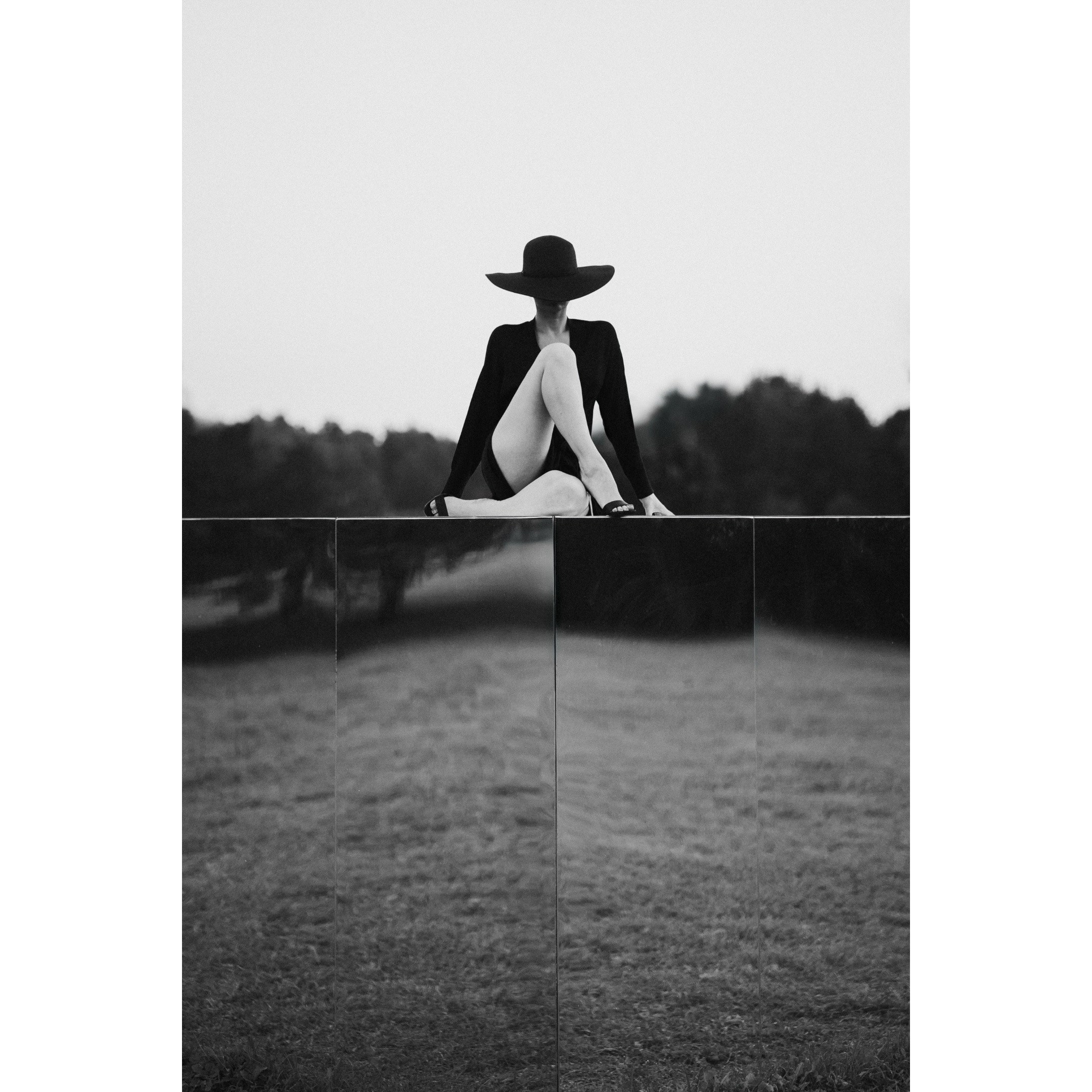 Строго | Посередине