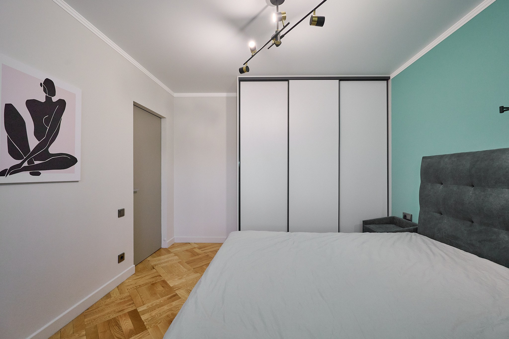 белые стены белый большой шкаф 