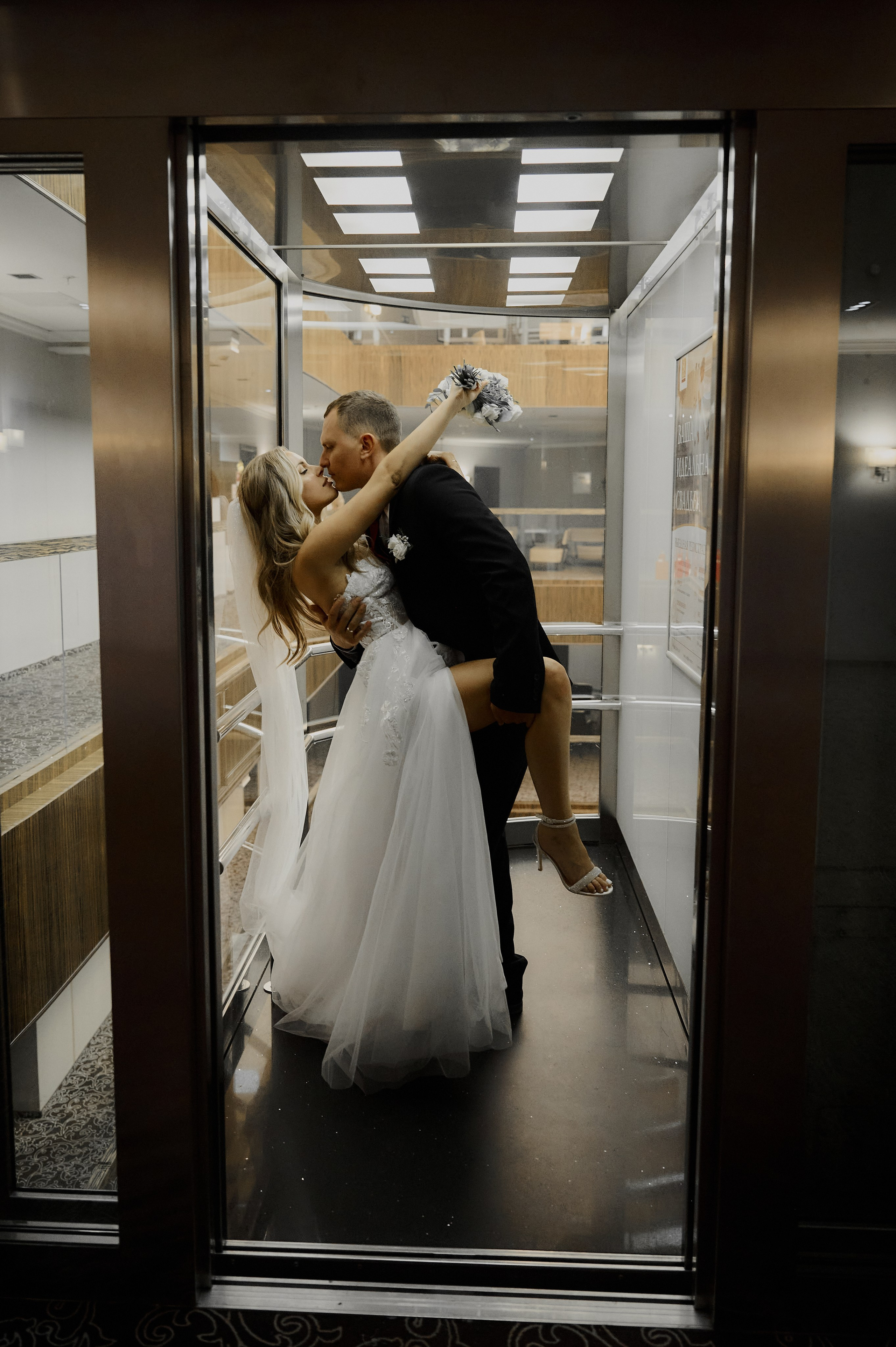 свадебное фото в лифте