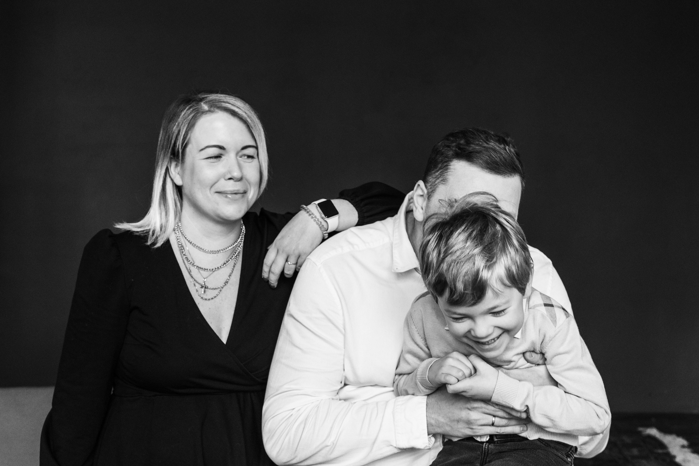 Дружная семья, студия. Семьи, портреты, школьные съемки. Фотограф Лагутина Елена. Москва