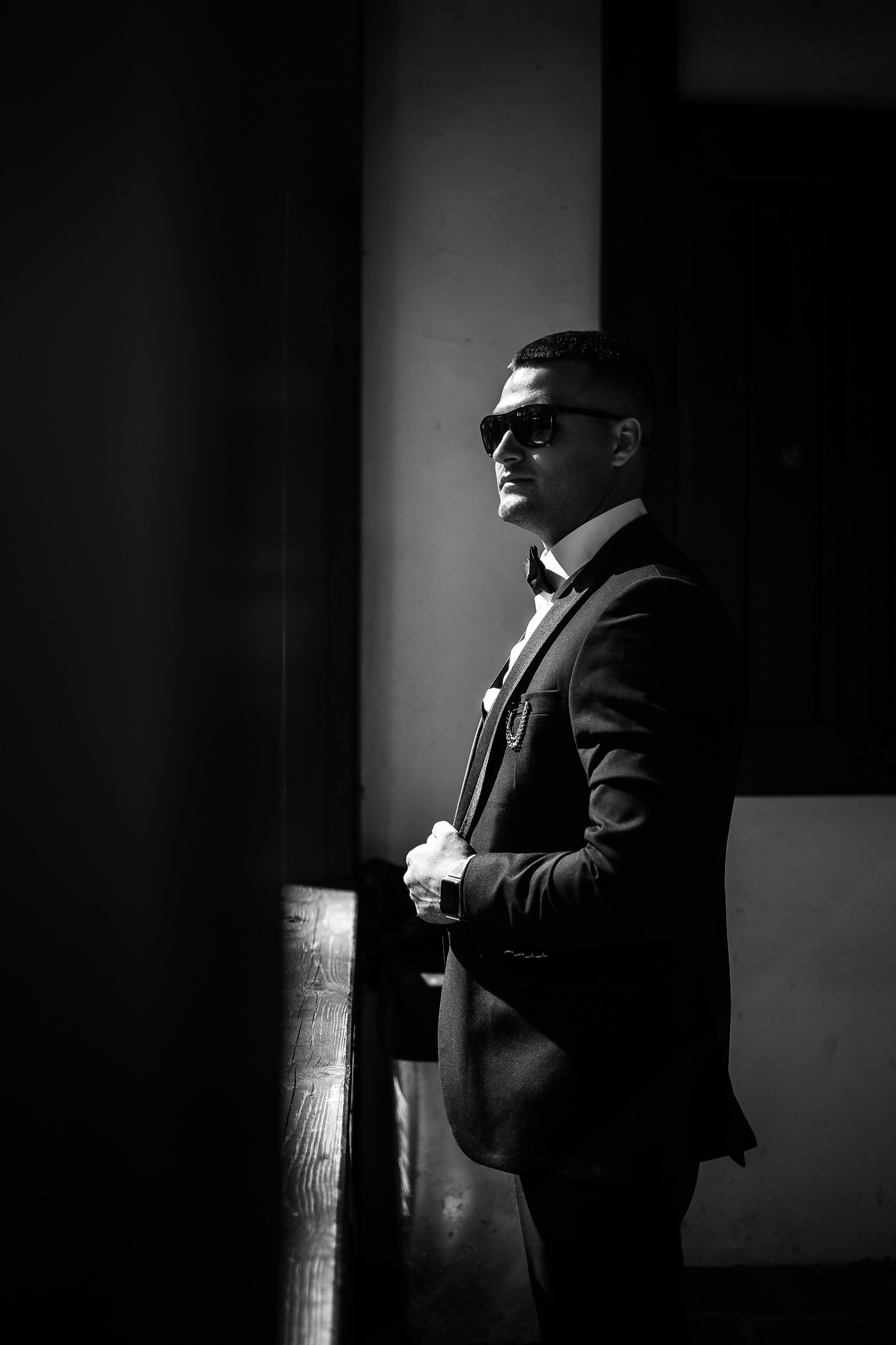 Брутальный и стильный жених в очках, который не умеет фотографироваться