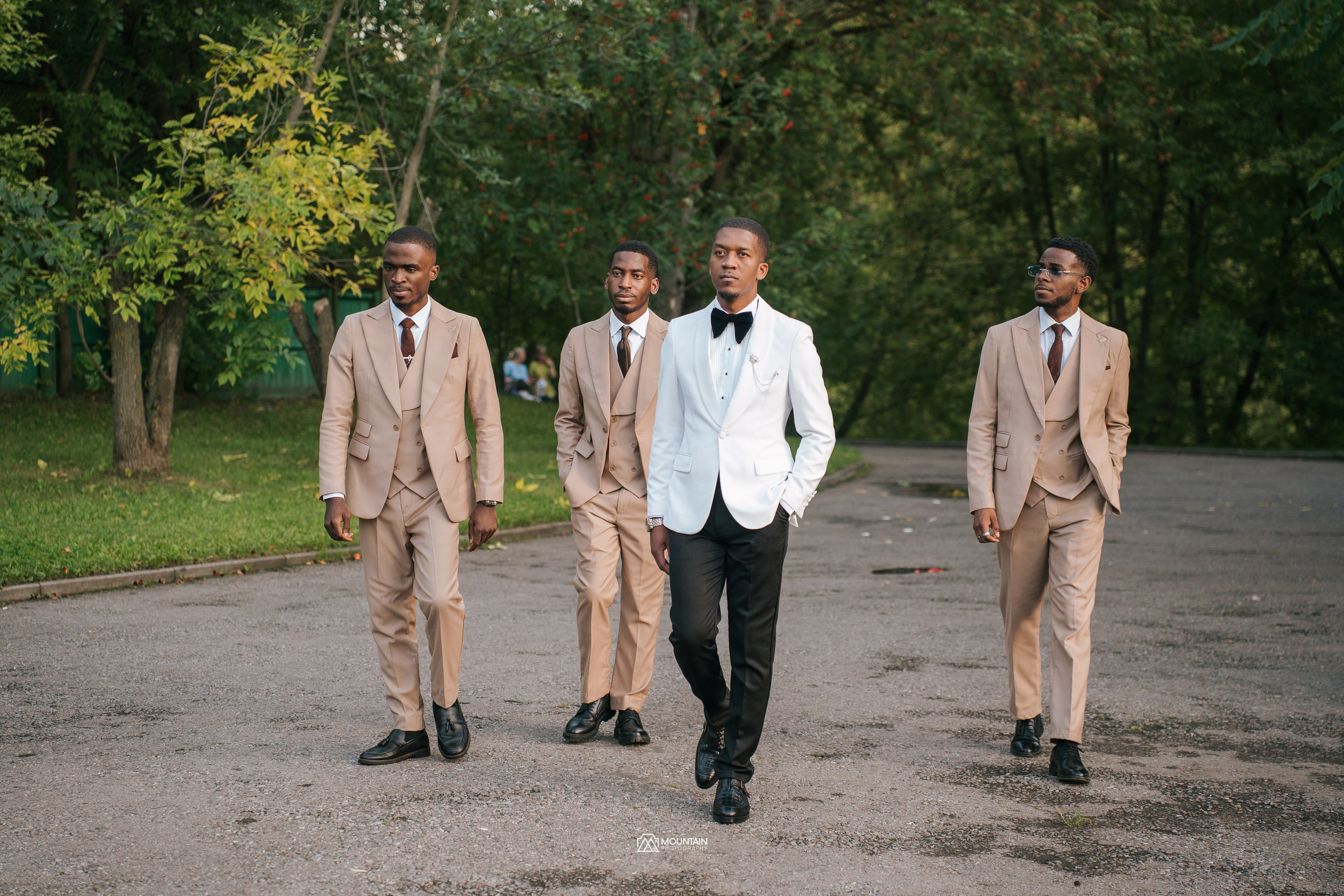 Dany & Mika. Я занимаюсь событийной, свадебной, товарной, студийной… фотографией