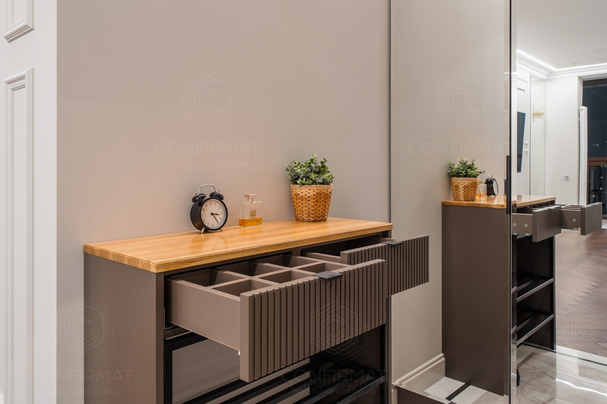 Зеркальный шкаф 40 см глубиной и обувница. Мебель на заказ