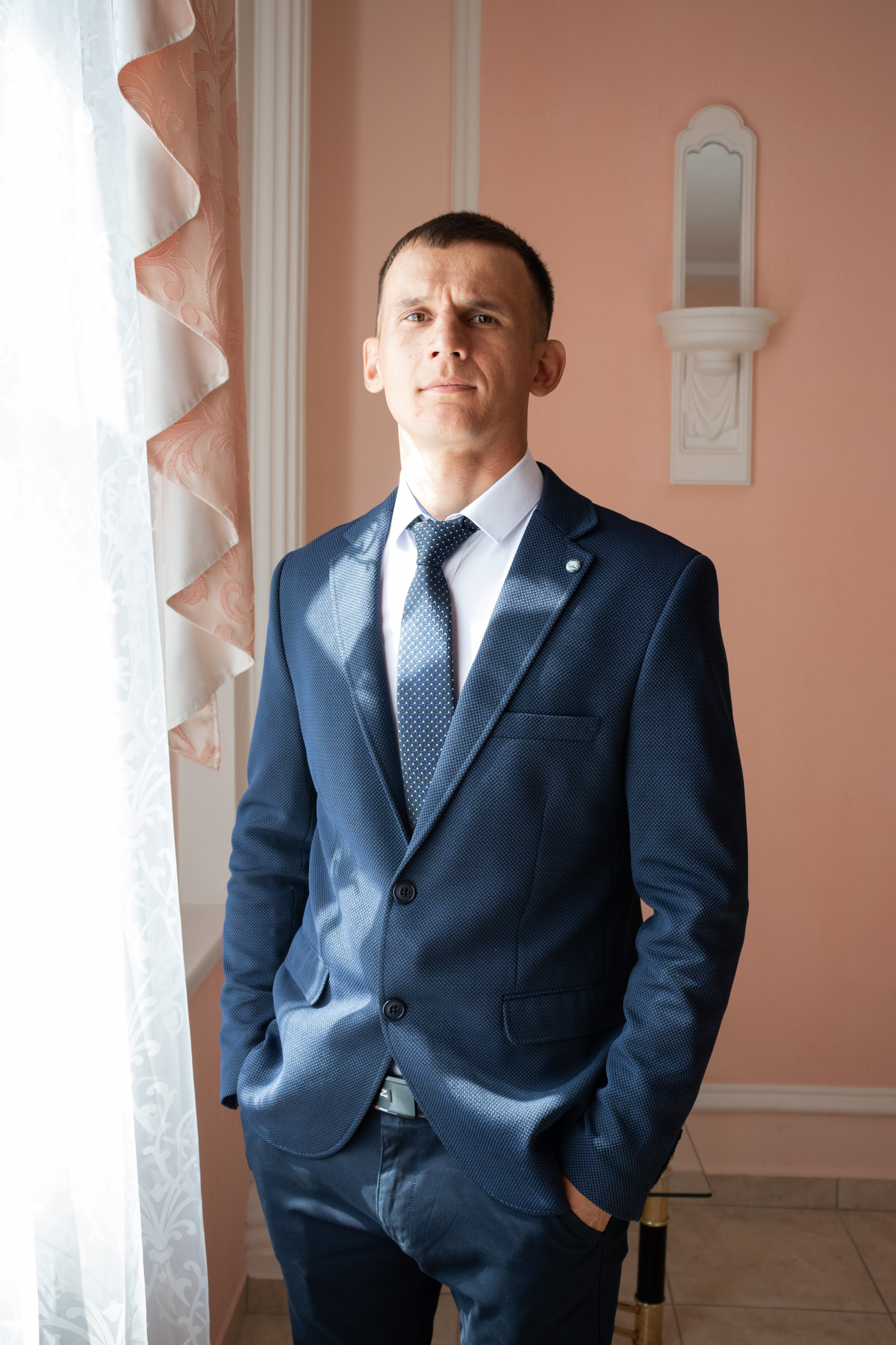 Свадебная фотосессия жениха в ЗАГСе в городе Северск и Томск