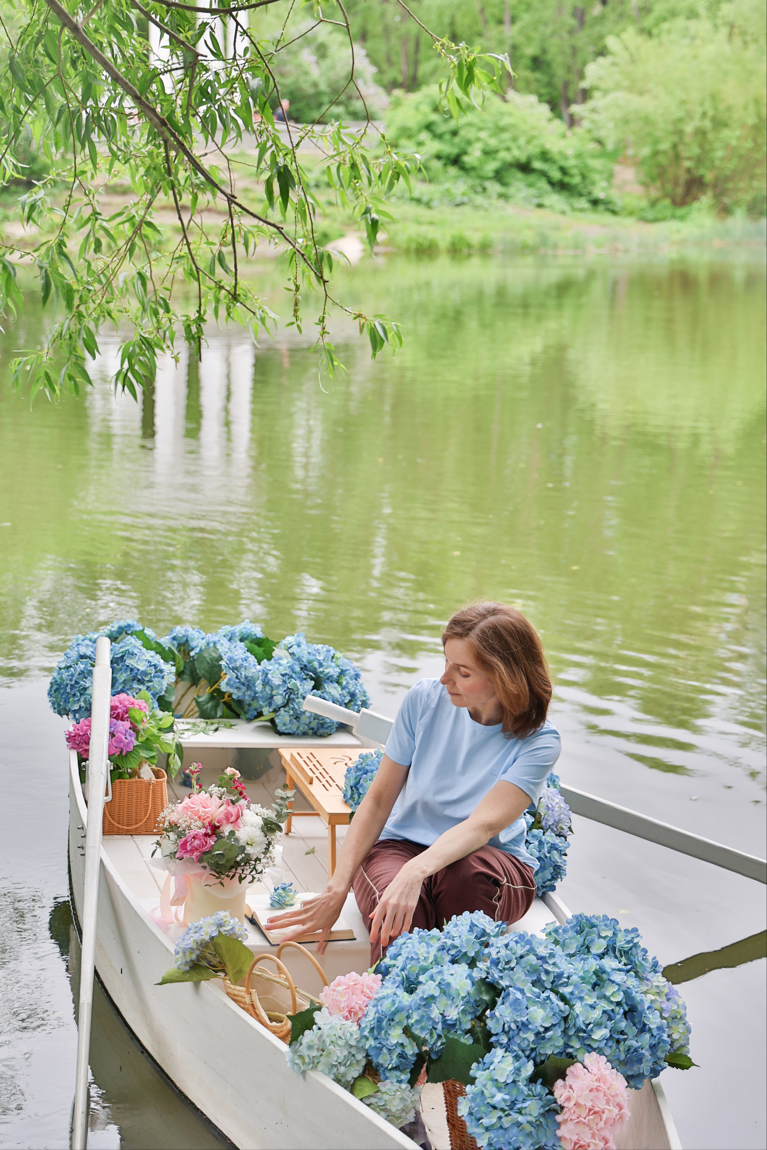 Фотосессия в лодке, лодка, озеро, платье, книга, шляпа, зонт, перчатки, весла, лето. Свадебный, семейный, женский и детский фотограф из Екатеринбурга