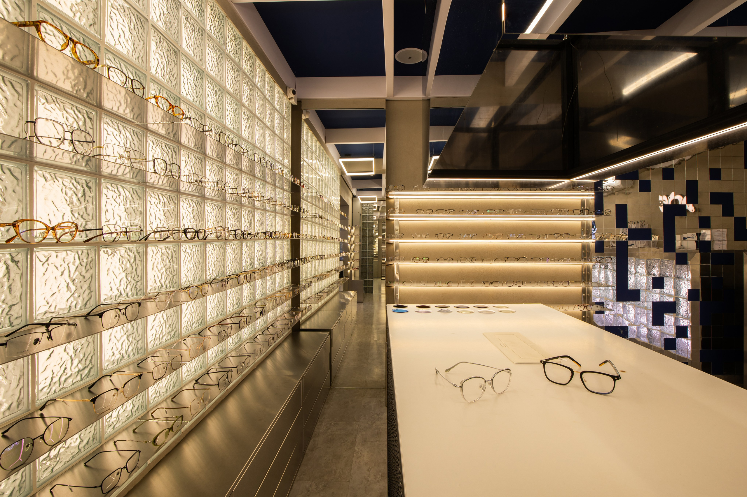 Фотография интерьера бутика общим планом