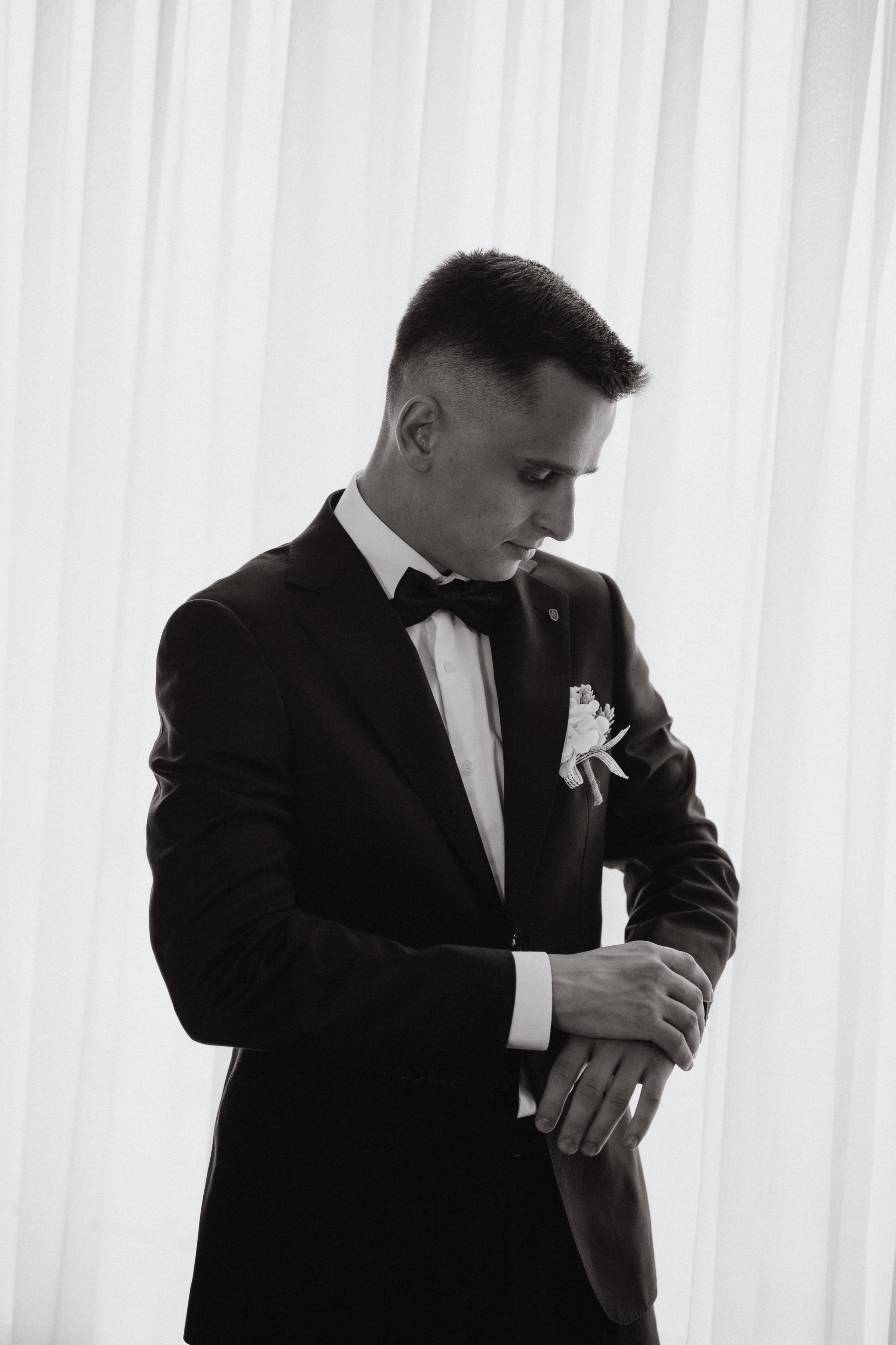  Черно-белый портрет жениха - работа фотографа из Новороссийска.