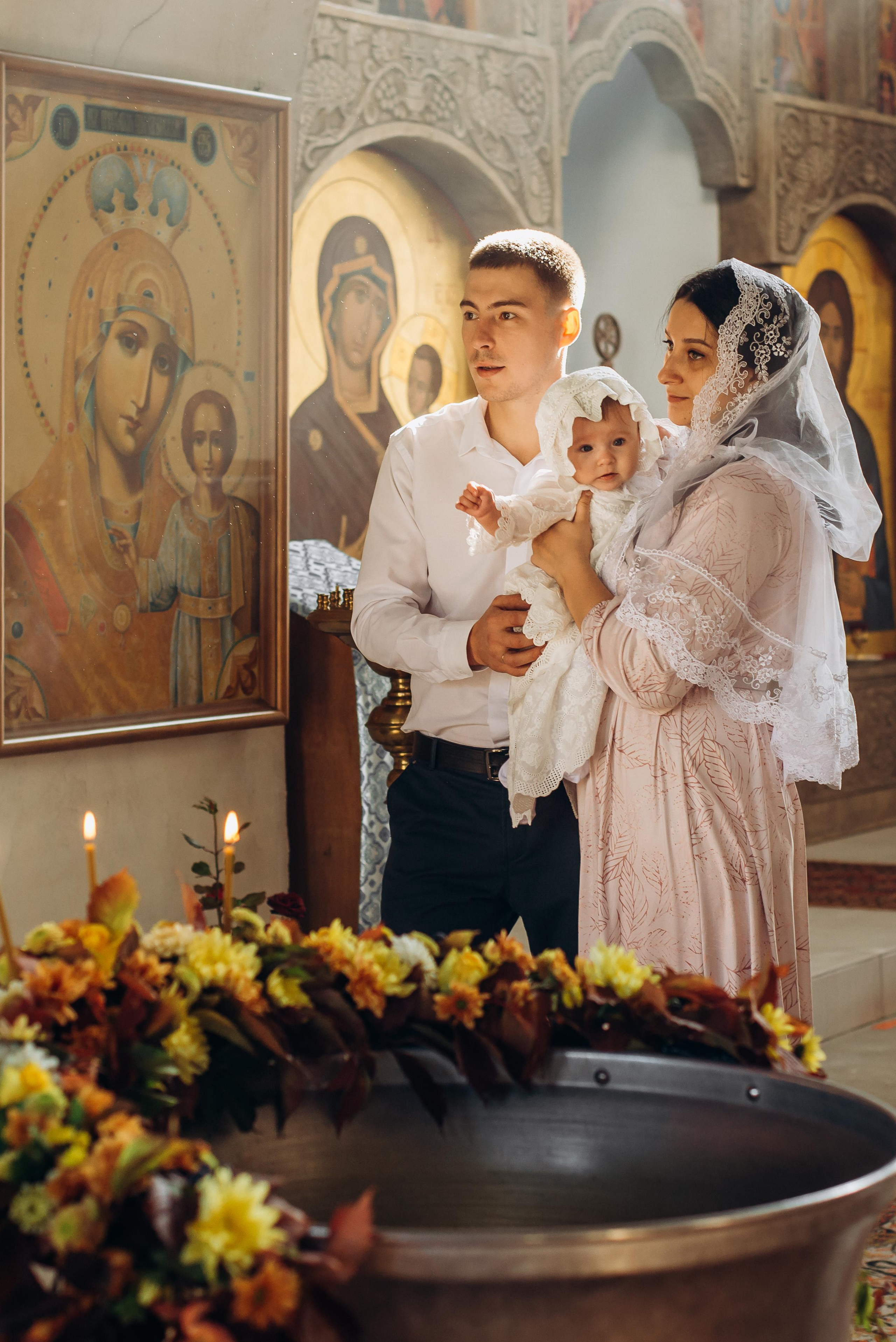 крестины младенца, православный храм, крещение православное