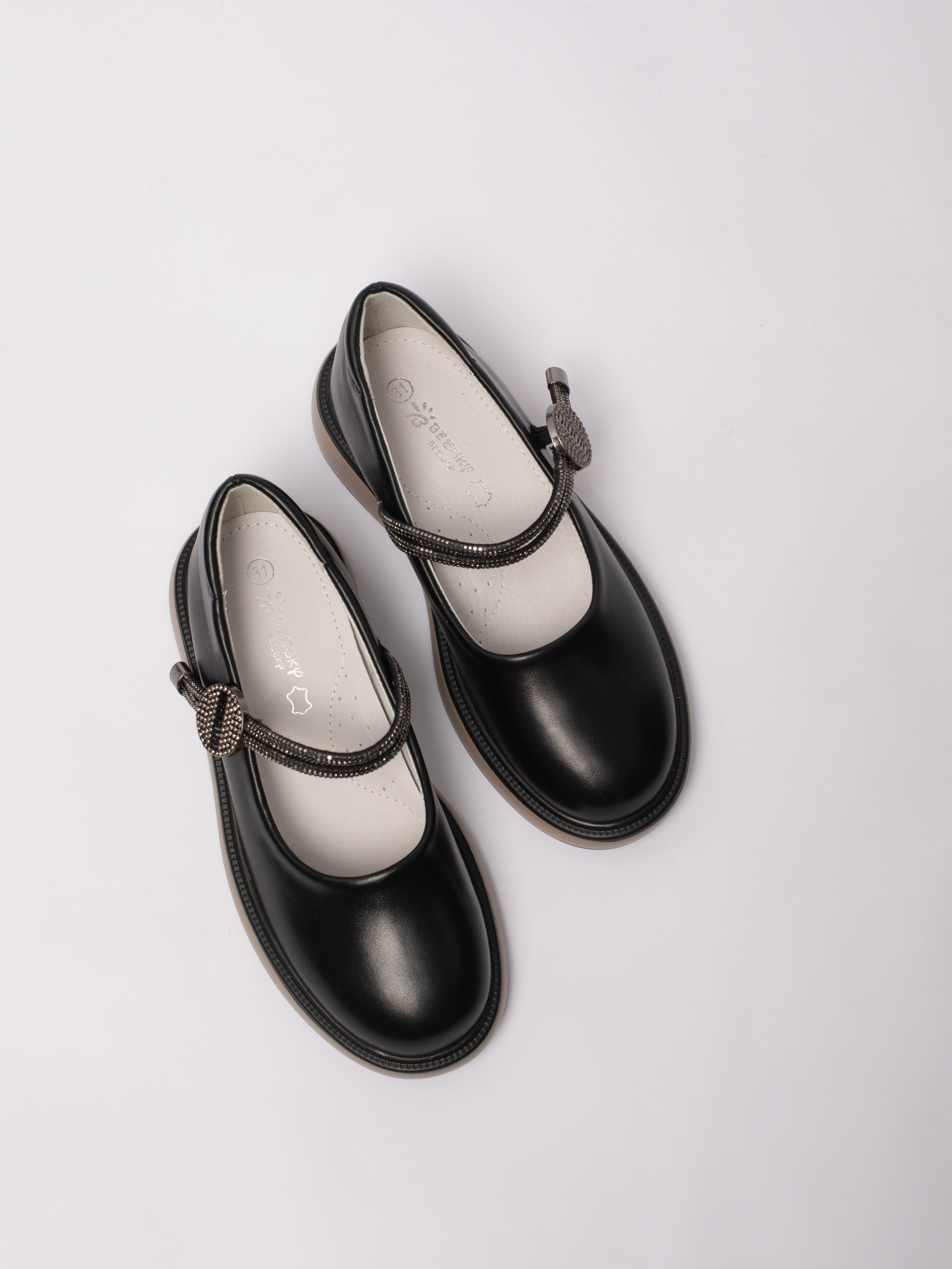 Школьные туфли. Фотостудия предметной и модельной съёмки для маркетплейсов