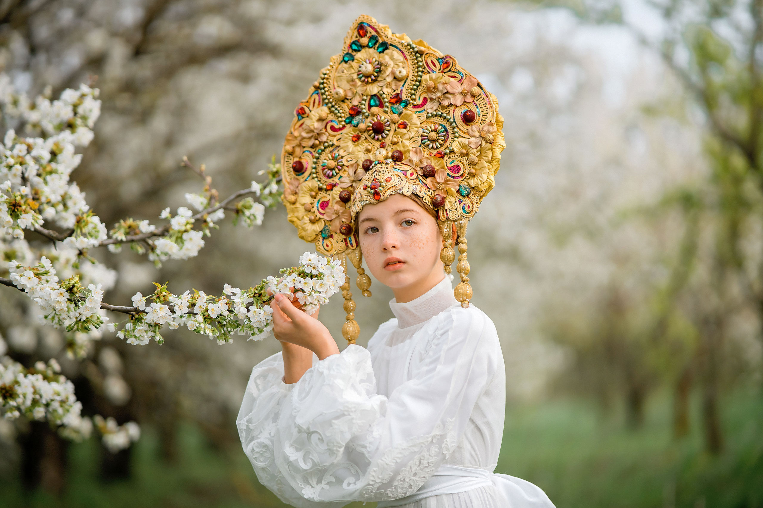 Русская красавица с петухом. Фотограф в Египте, Хургаде, Луксоре, Сафаге. Фотограф по всему миру
