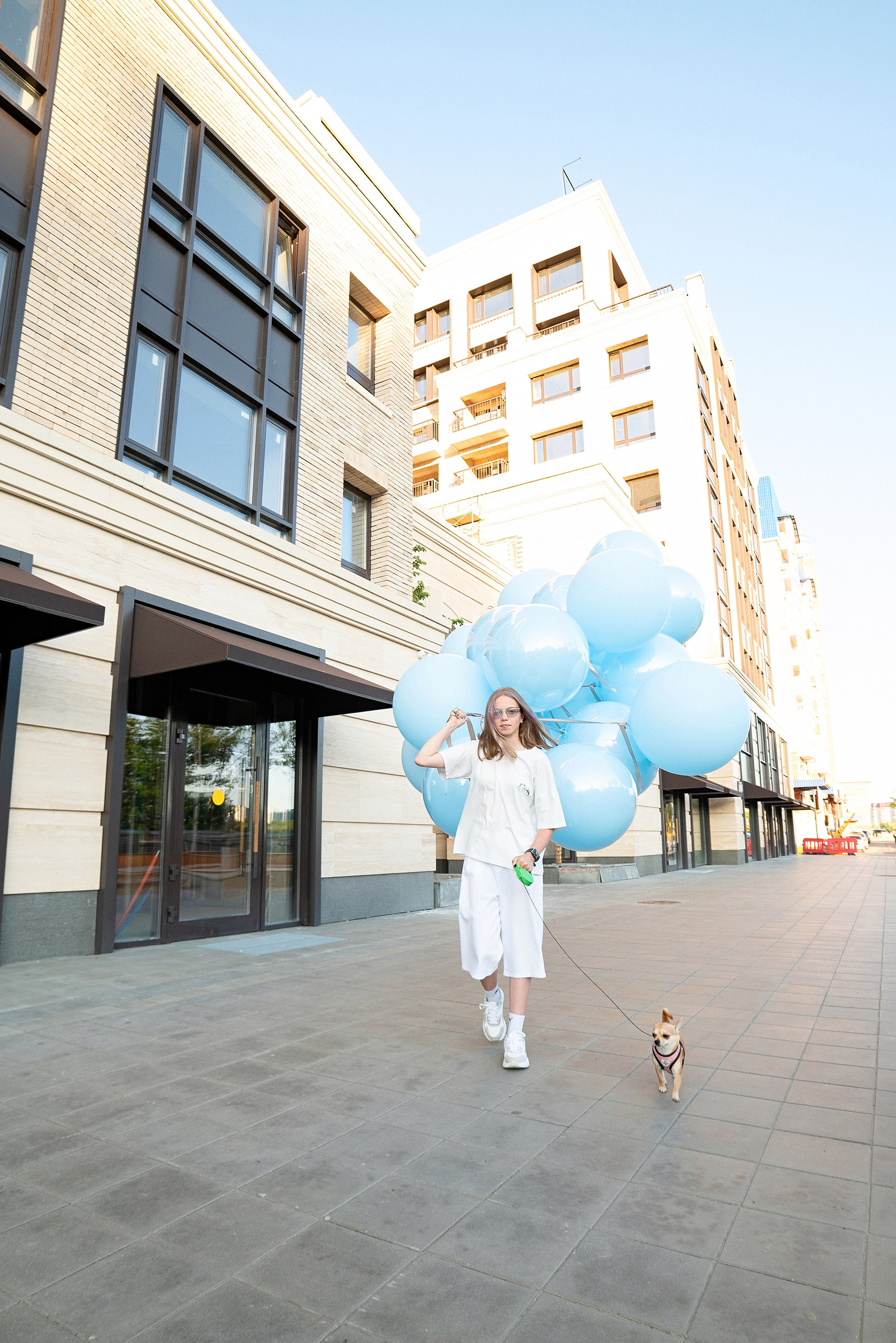 Огромные яркие воздушные шары от ШарЛэнд, парящие над живописным ландшафтом города Сургут, запечатленные профессиональным фотографом Анной Старцевой. Фото демонстрирует зрелищность мероприятия и атмосферу праздника, привлекая внимание зрителей красотой и масштабом события.