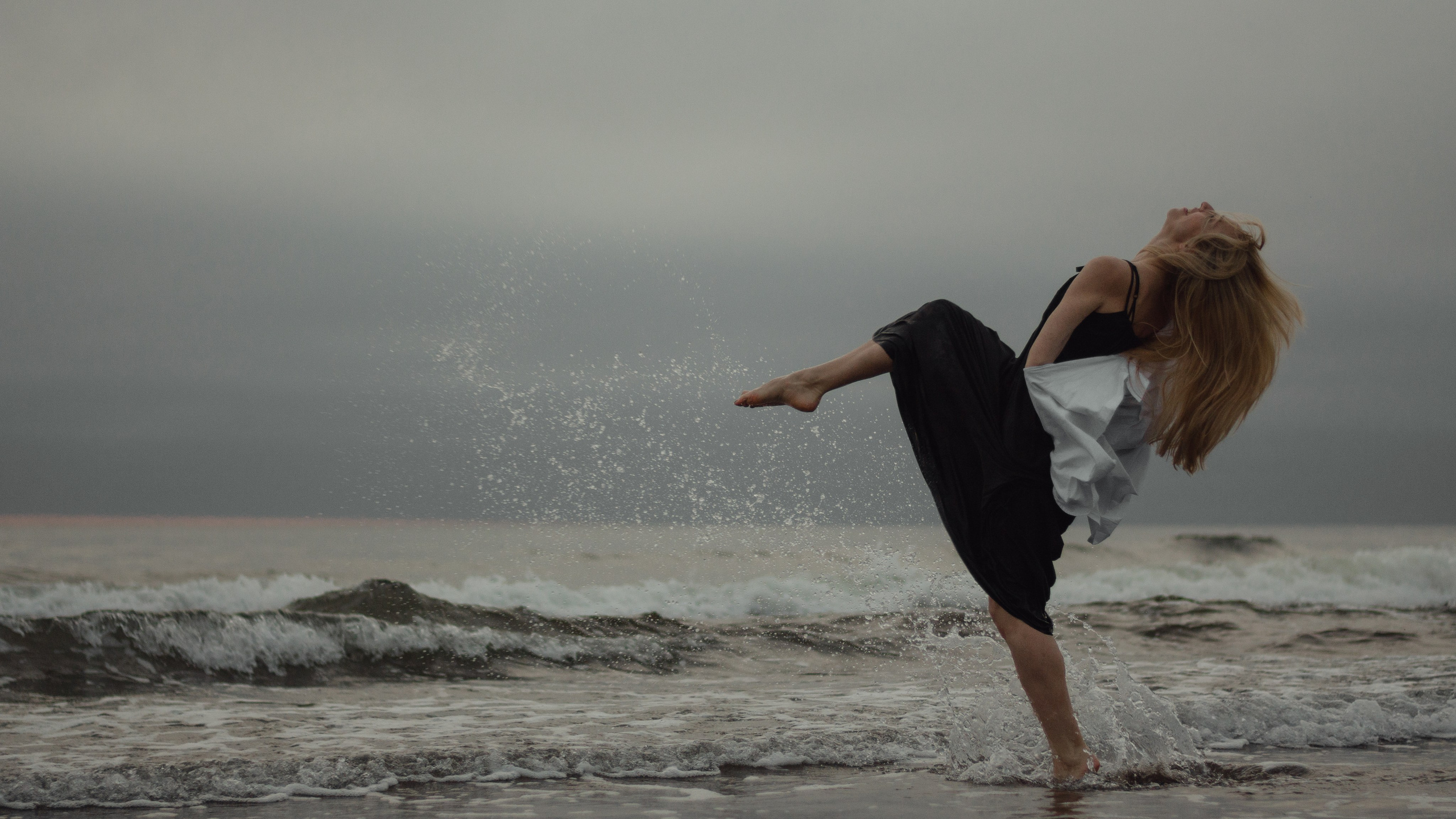 Брызги волн