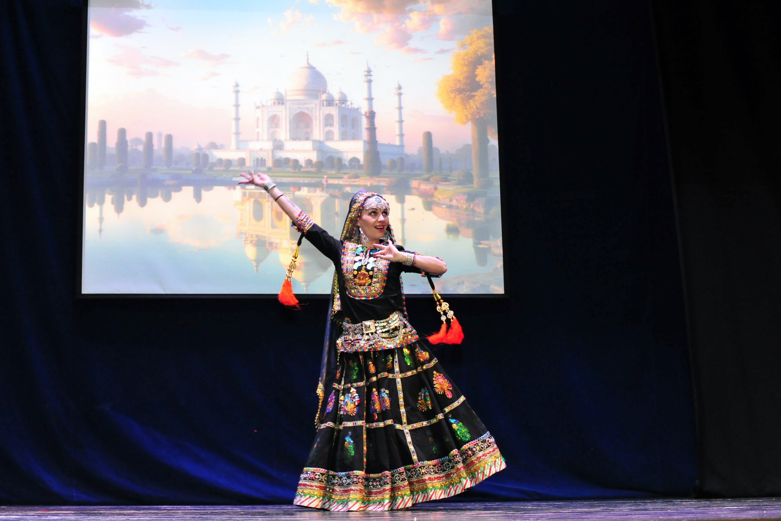 Индийский танец девушки в черном платье