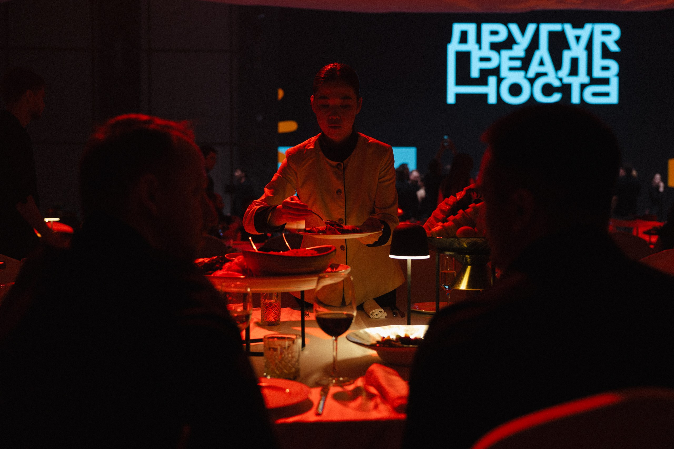 Здравствуйте! Я свадебный фотограф из Ульяновска, работаю в том числе по всей России и с выездом за границу. Снимаю свадьбы, lovestory, корпоративы, светский репортаж. Провожу обучение по фотографии, мастер-классы и воркшопы для других фотографов.