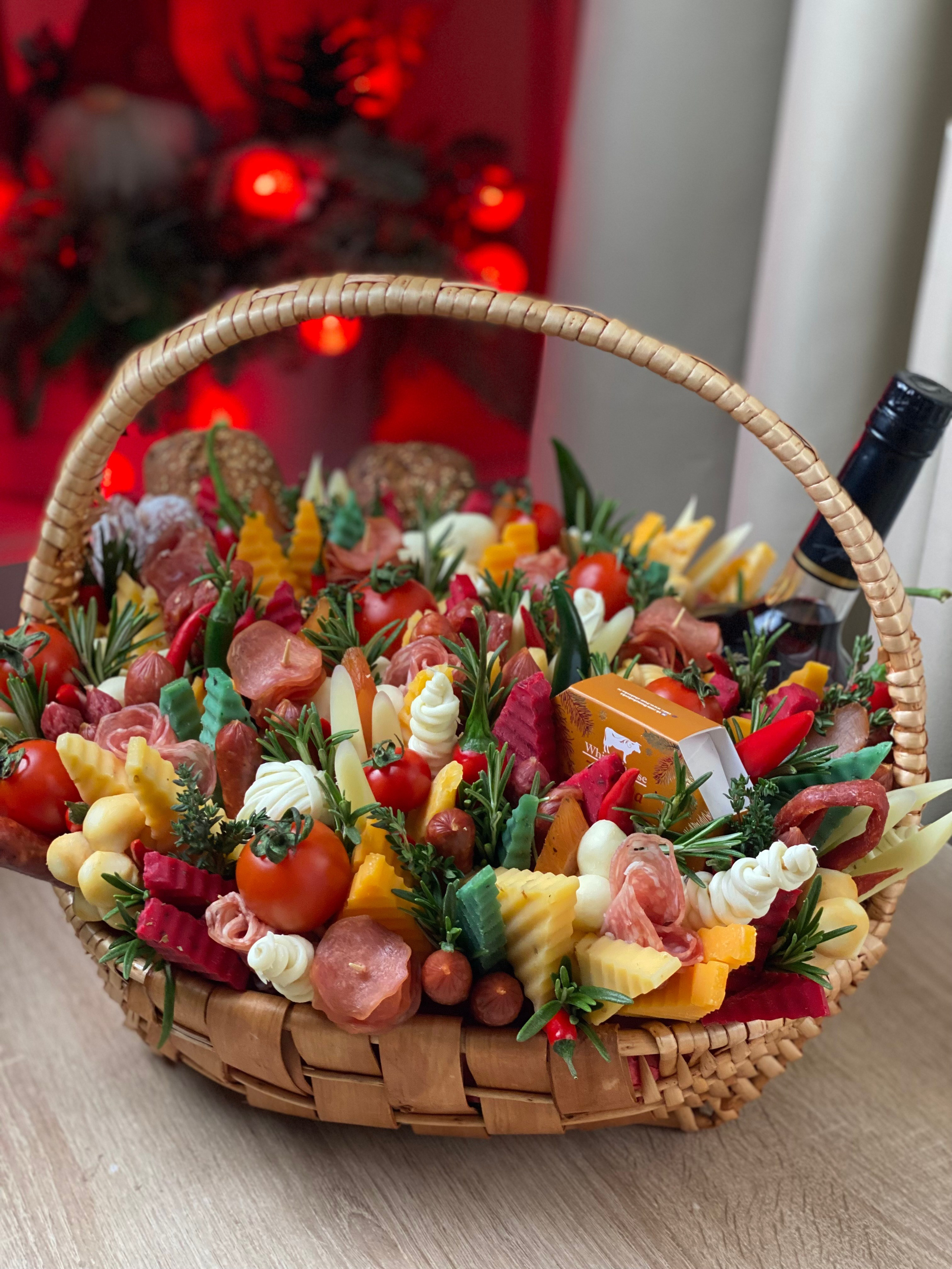 Корзины. Выездной кейтеринг, съедобные букеты, торты и сладости на заказ