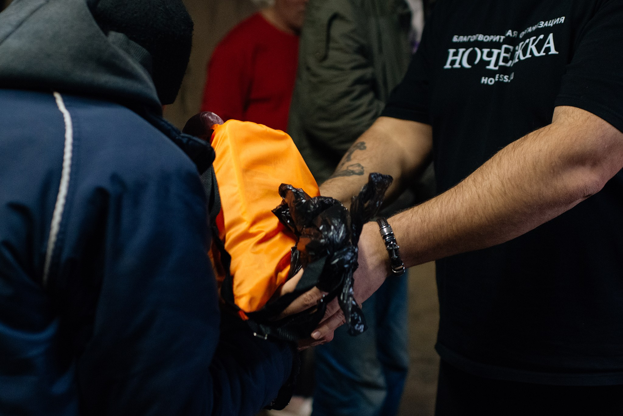 Выдача подарков в Пункте обогрева и Ночном приюте. Репортажный фотограф в Санкт-Петербурге Анастасия Клёпова