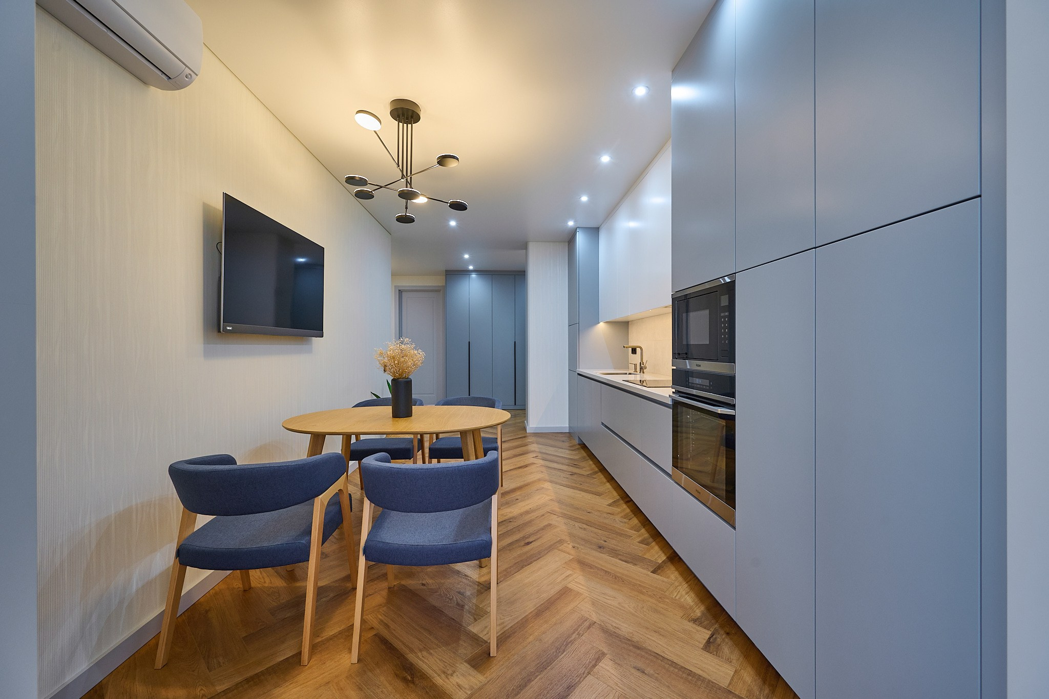 голубые стулья коричневый ламинат телевизор белый свет 