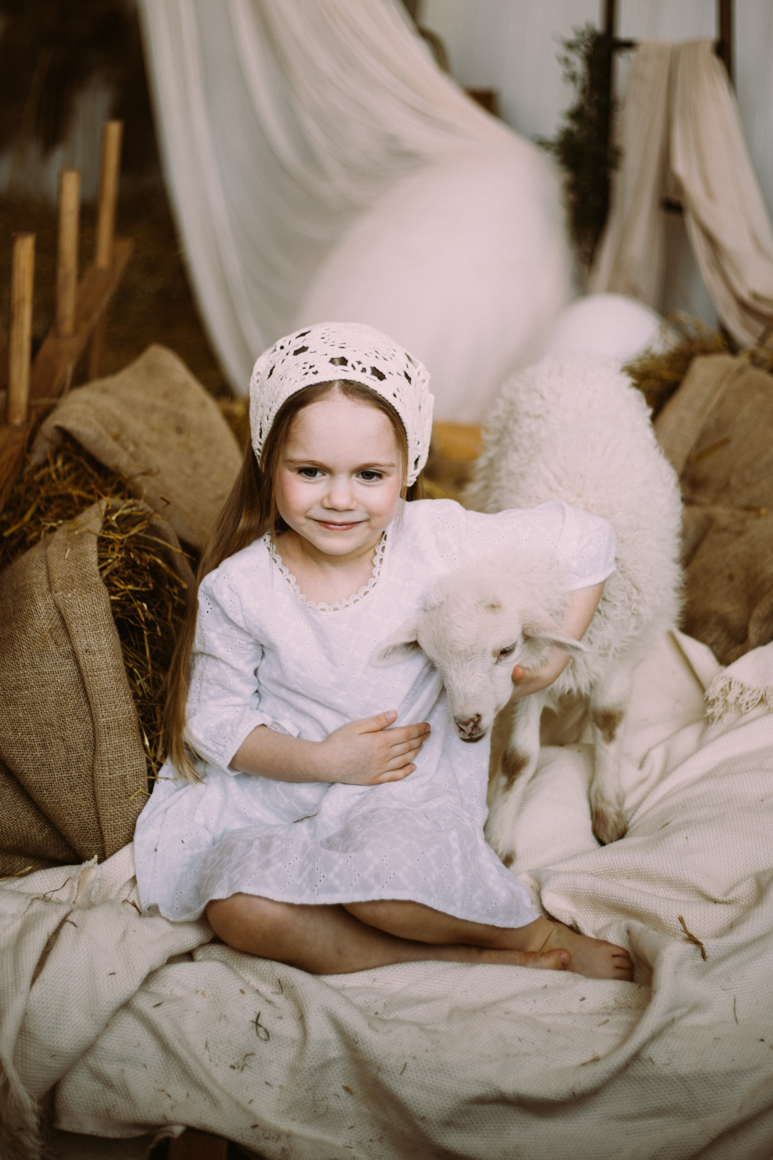 Семейная пасхальная фотосессия Алисы с барашком в студии СПб. Фотограф Юлия Попова — JP Creative — хранитель семейной хроники в Петербурге