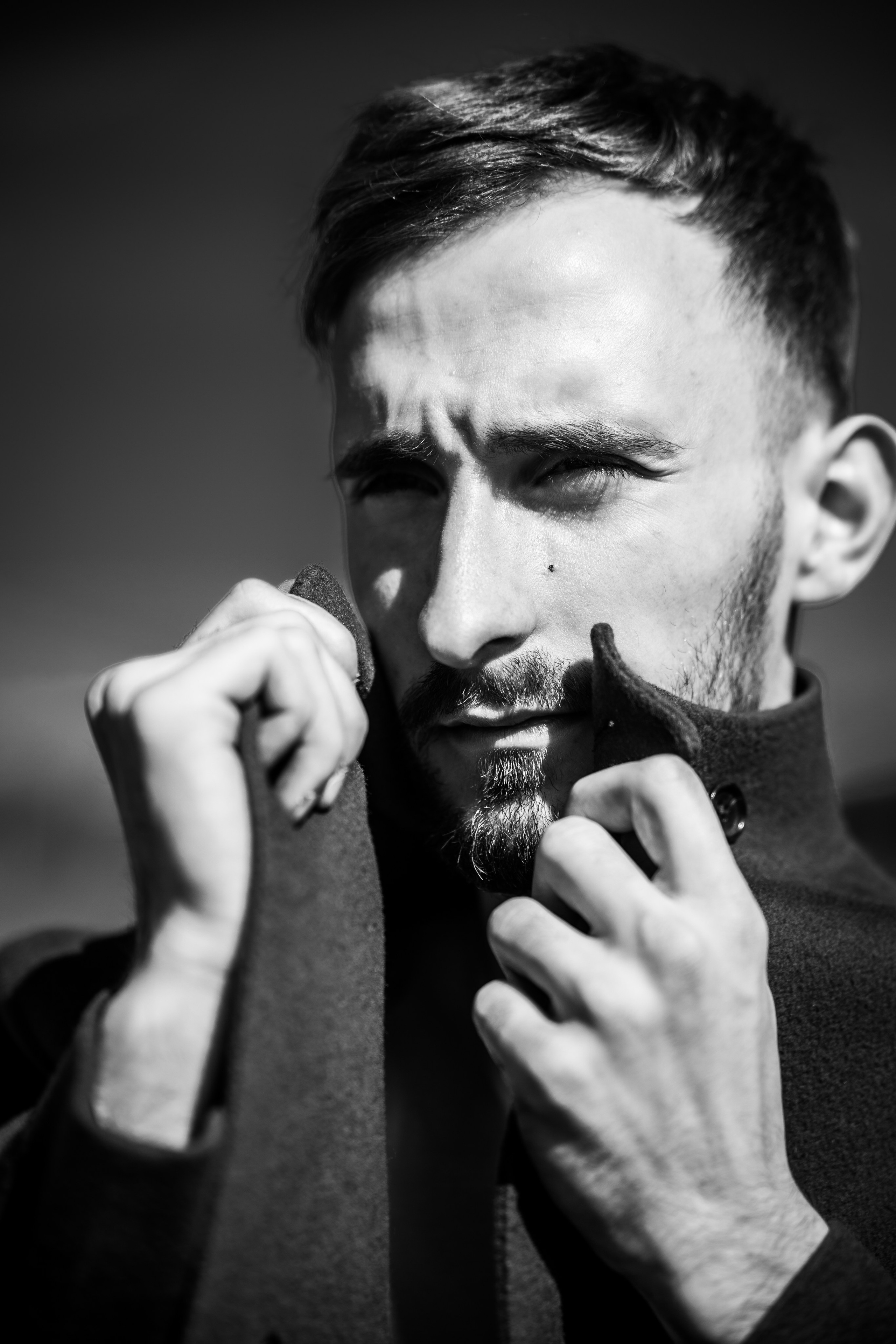 Мужской портрет крупным планом, воротник и руки, чёрно-белый, Тавда, Илья Антропов