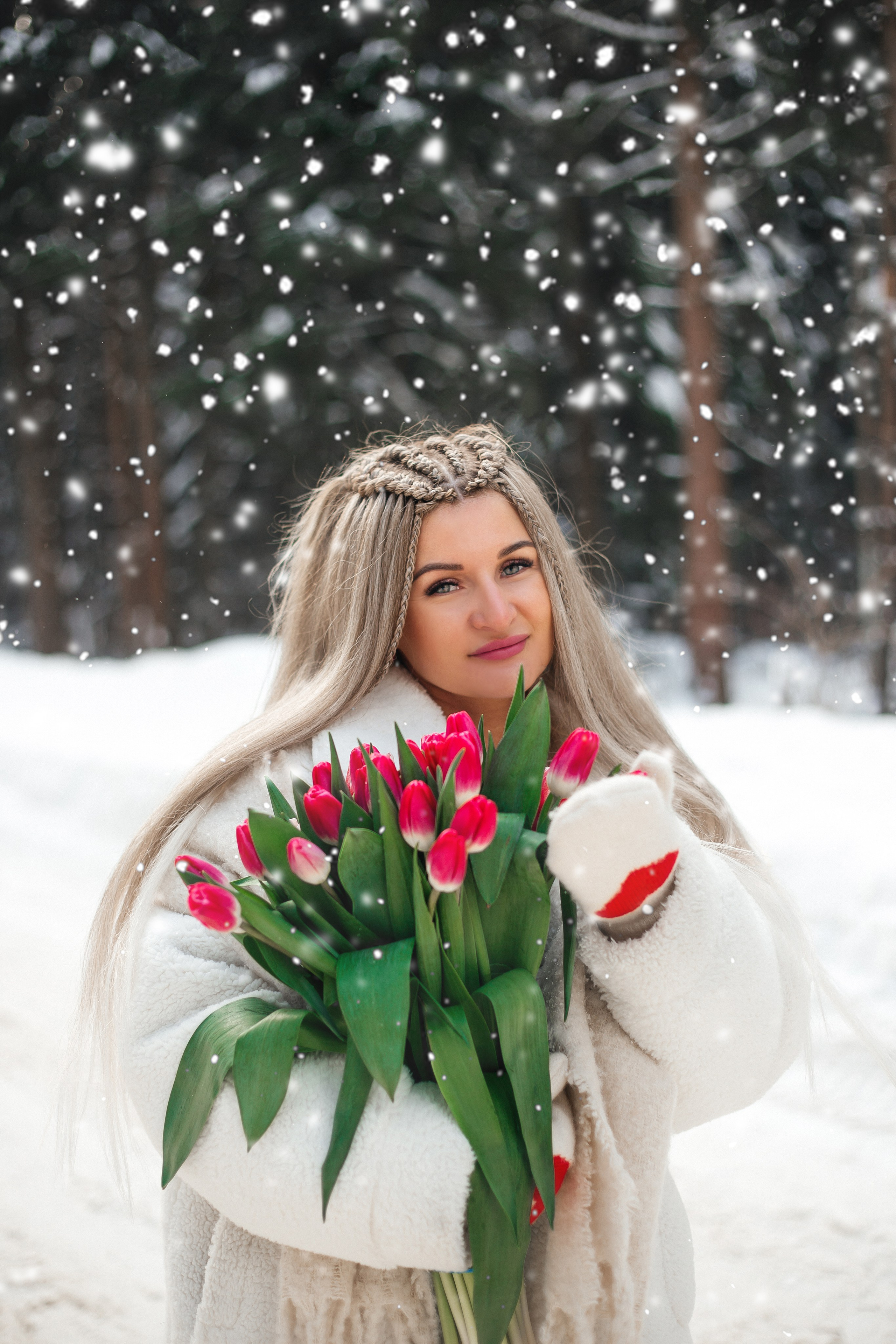 Снежная фотосессия в лесу с тюльпанами зимой. Фотограф Дмитров и МО Валентина Халикова