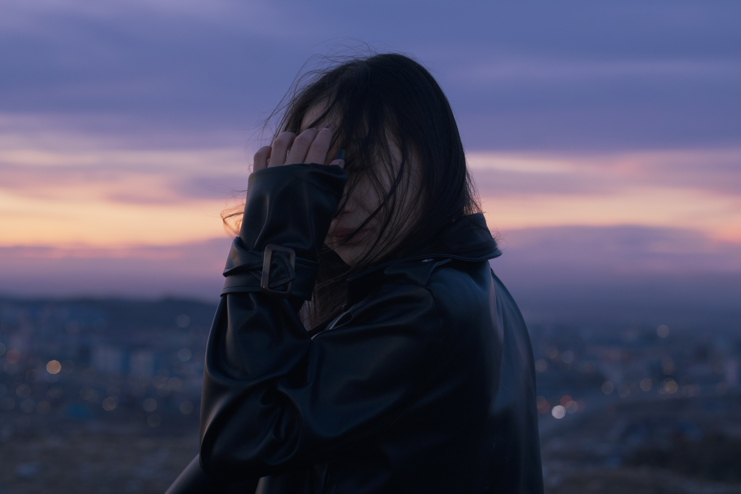 Ветер растрепал волосы Анель. Фотограф Коробова Екатерина