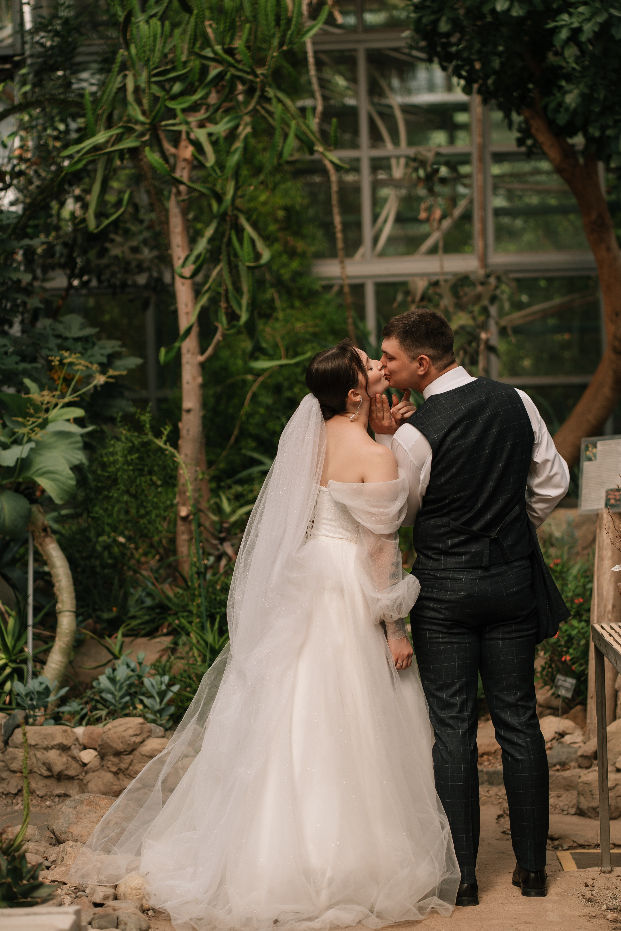 Свадебная фотосессия в оранжерее, Москва. Свадебный фотограф в Москве Анна Полушина