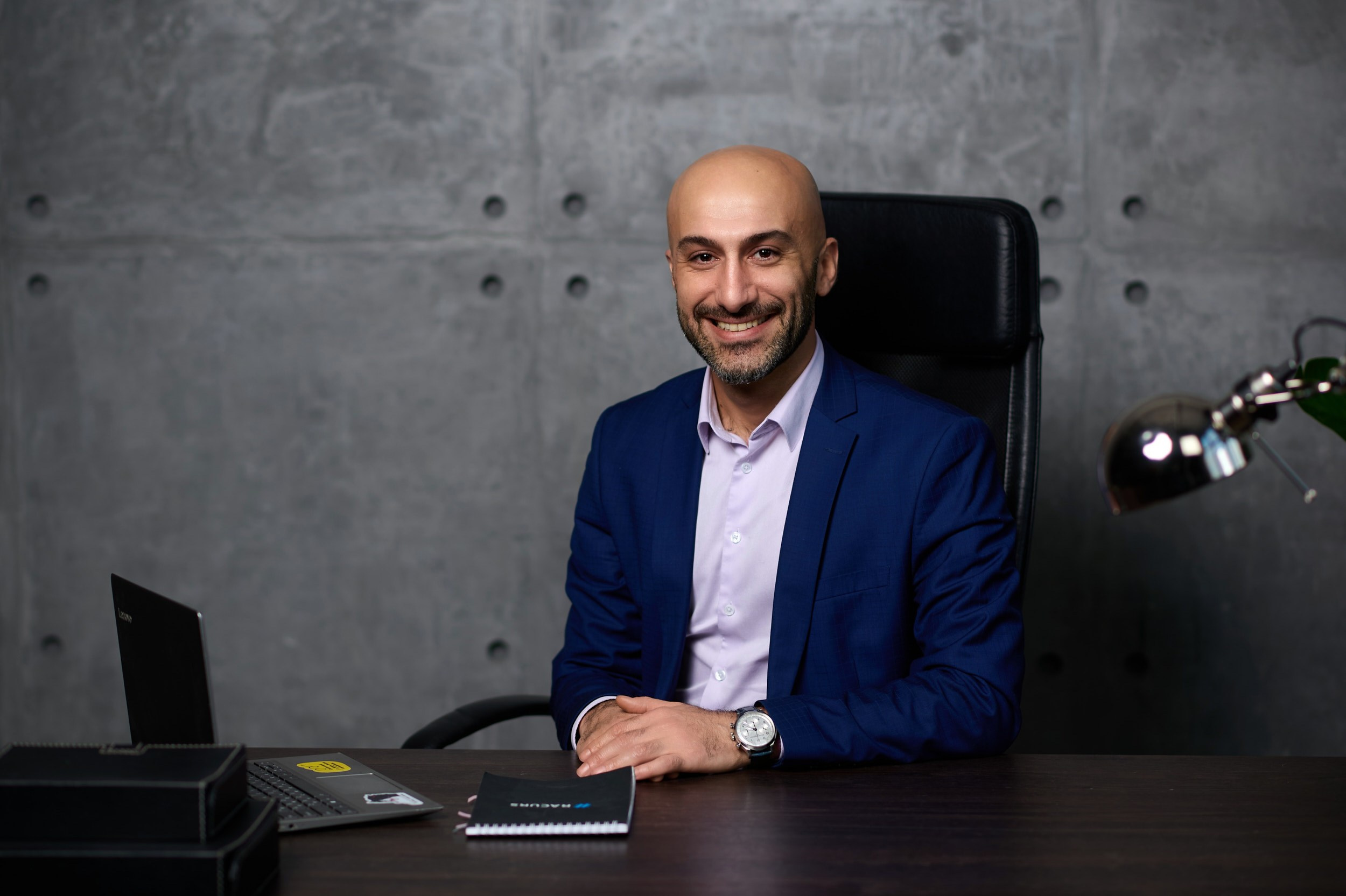 Бизнес-портреты и съемка команд в Москве — в офисе или студии. Герман Лепёхин коммерческий фотограф в Москве: репортаж, портреты, интерьеры, производство