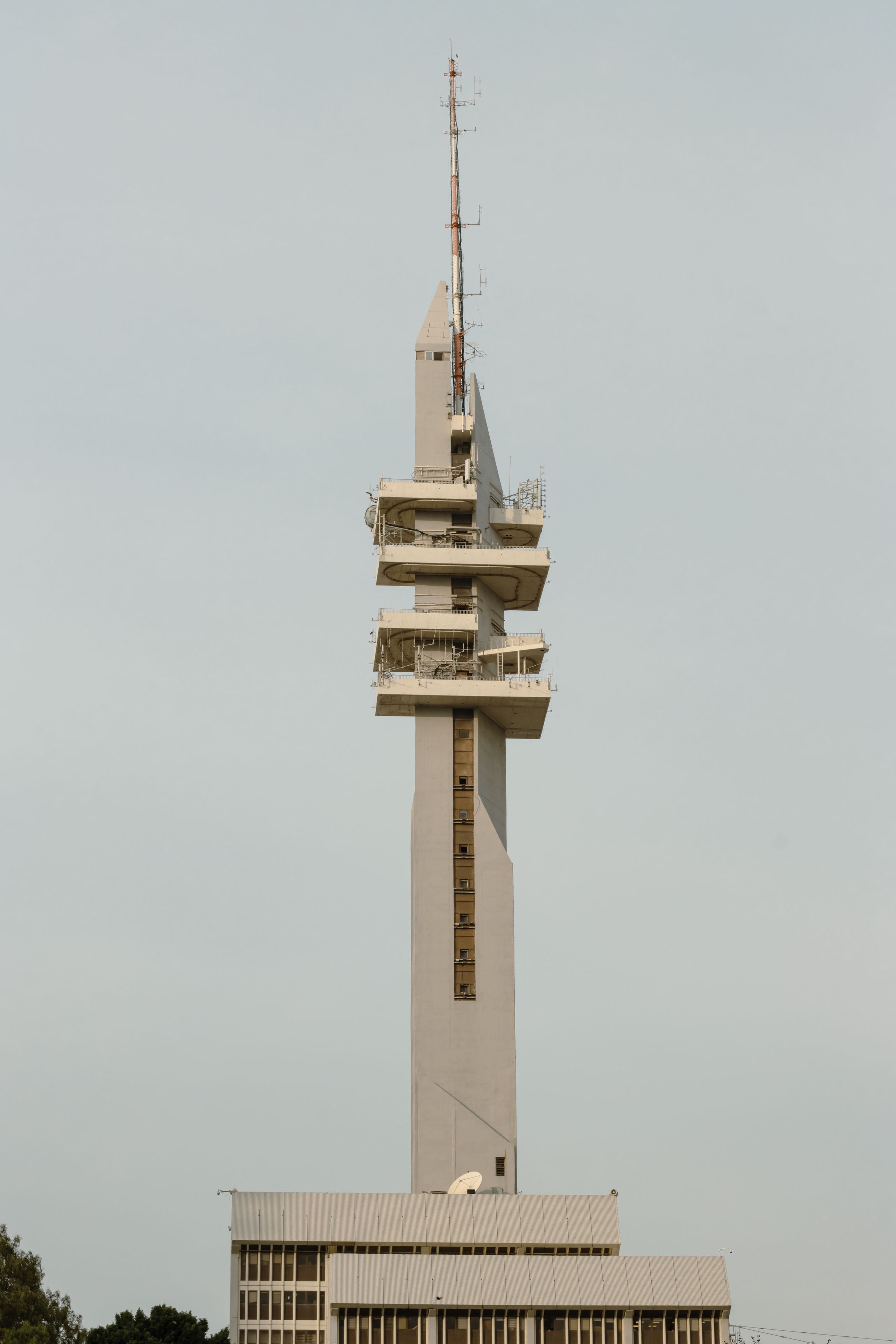 телебашня или радиобашня, высокое здание со шпилем сверху, серое небо 