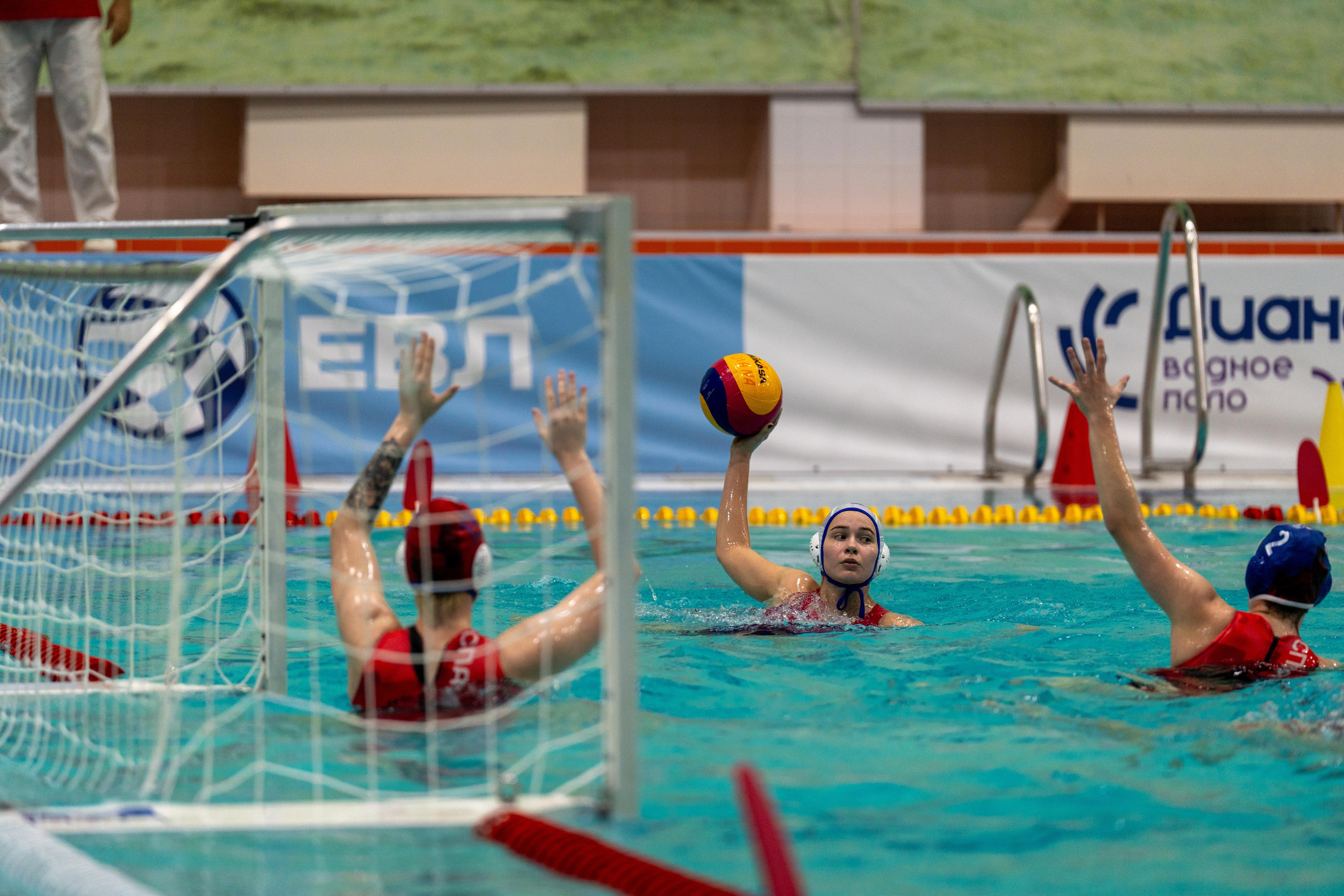 Игрок водного поло Диана атакует ворота Спартак-Волгоград — спортивный фотограф Санкт-Петербург