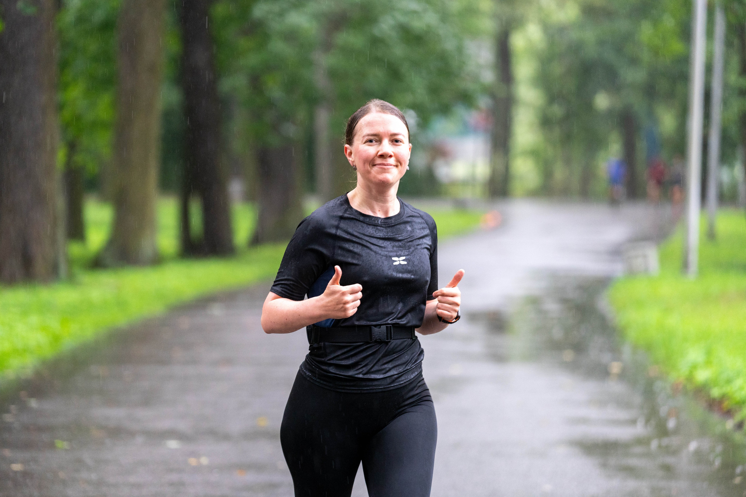 Улыбающаяся бегунья на пробежке «5 вёрст» — спортивный фотограф Санкт-Петербург